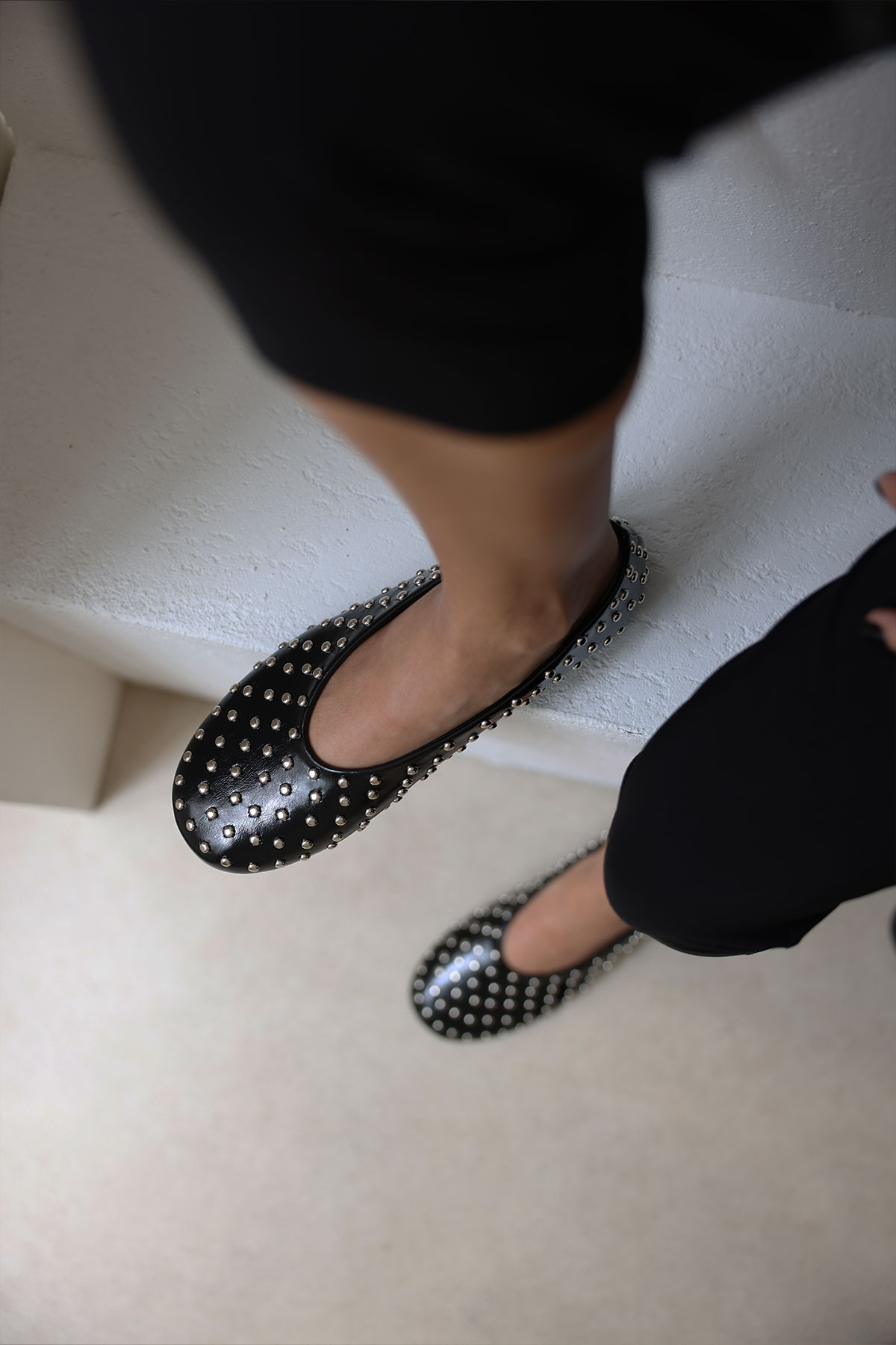 Oval Burun Zımba Detaylı Siyah Kadın Babet