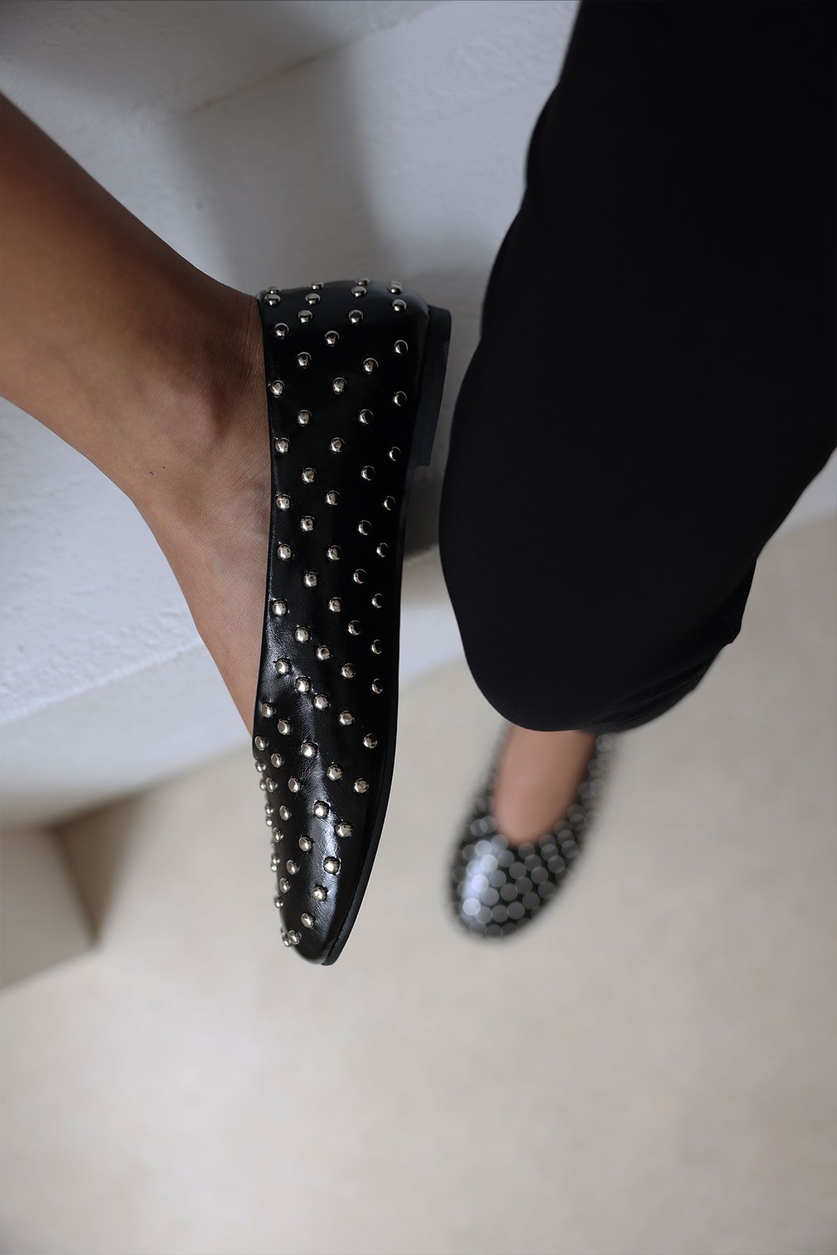 Oval Burun Zımba Detaylı Siyah Kadın Babet