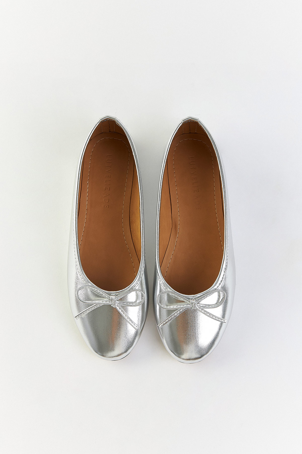 Oval Burunlu Kurdele Detaylı Gümüş Kadın Babet