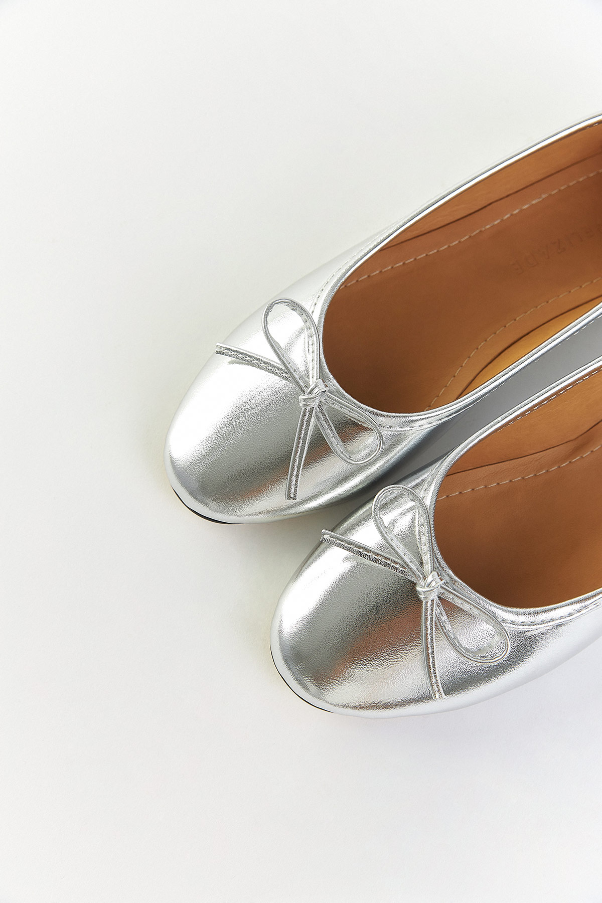 Oval Burunlu Kurdele Detaylı Gümüş Kadın Babet