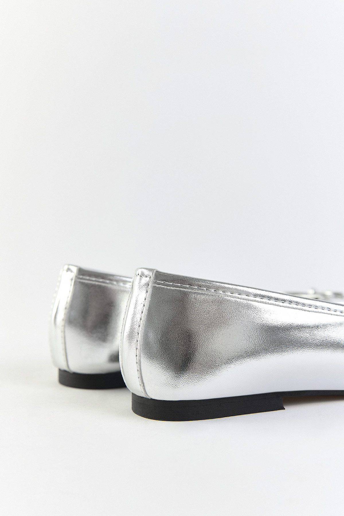 Oval Burunlu Kurdele Detaylı Gümüş Kadın Babet