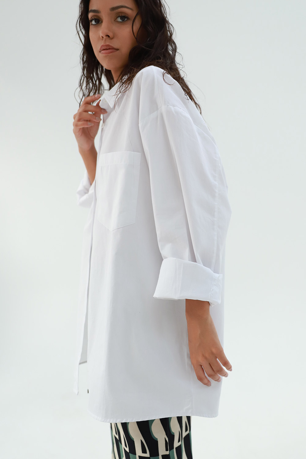 Oversize Kol Manşet Detaylı Tek Cepli Beyaz Kadın Gömlek