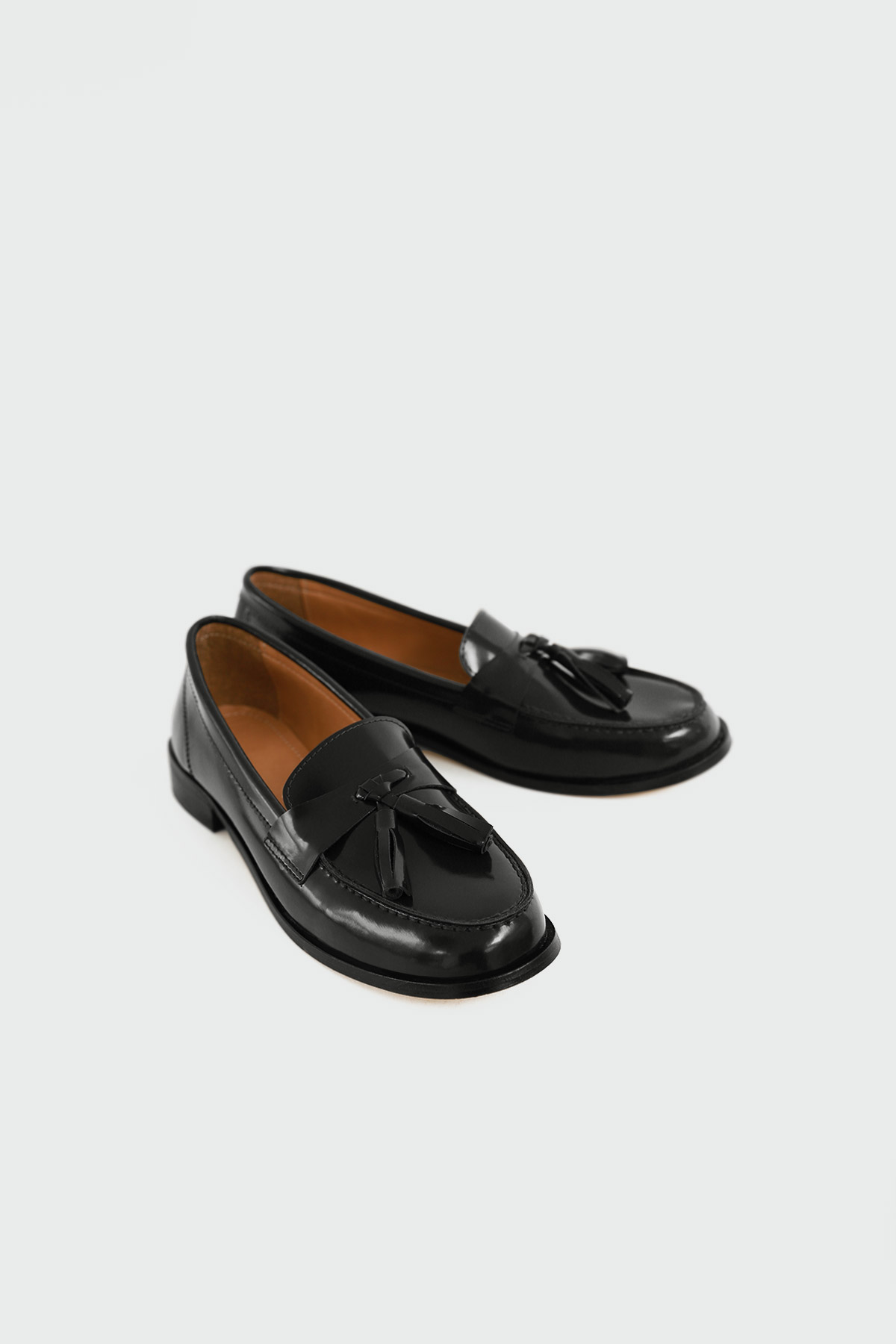 Püskül Detaylı Loafer Siyah Kadın Babet