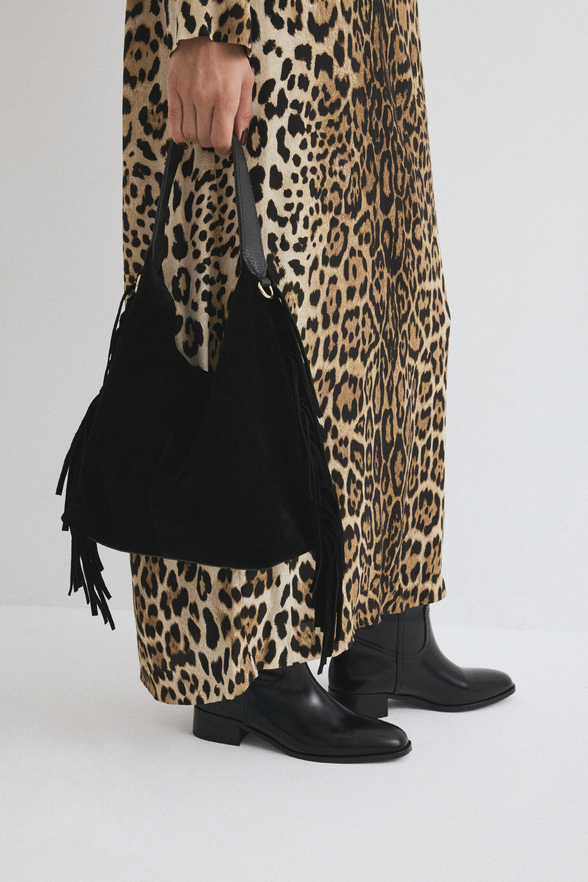 Püsküllü Dikiş Detaylı Siyah Süet Kadın Çanta