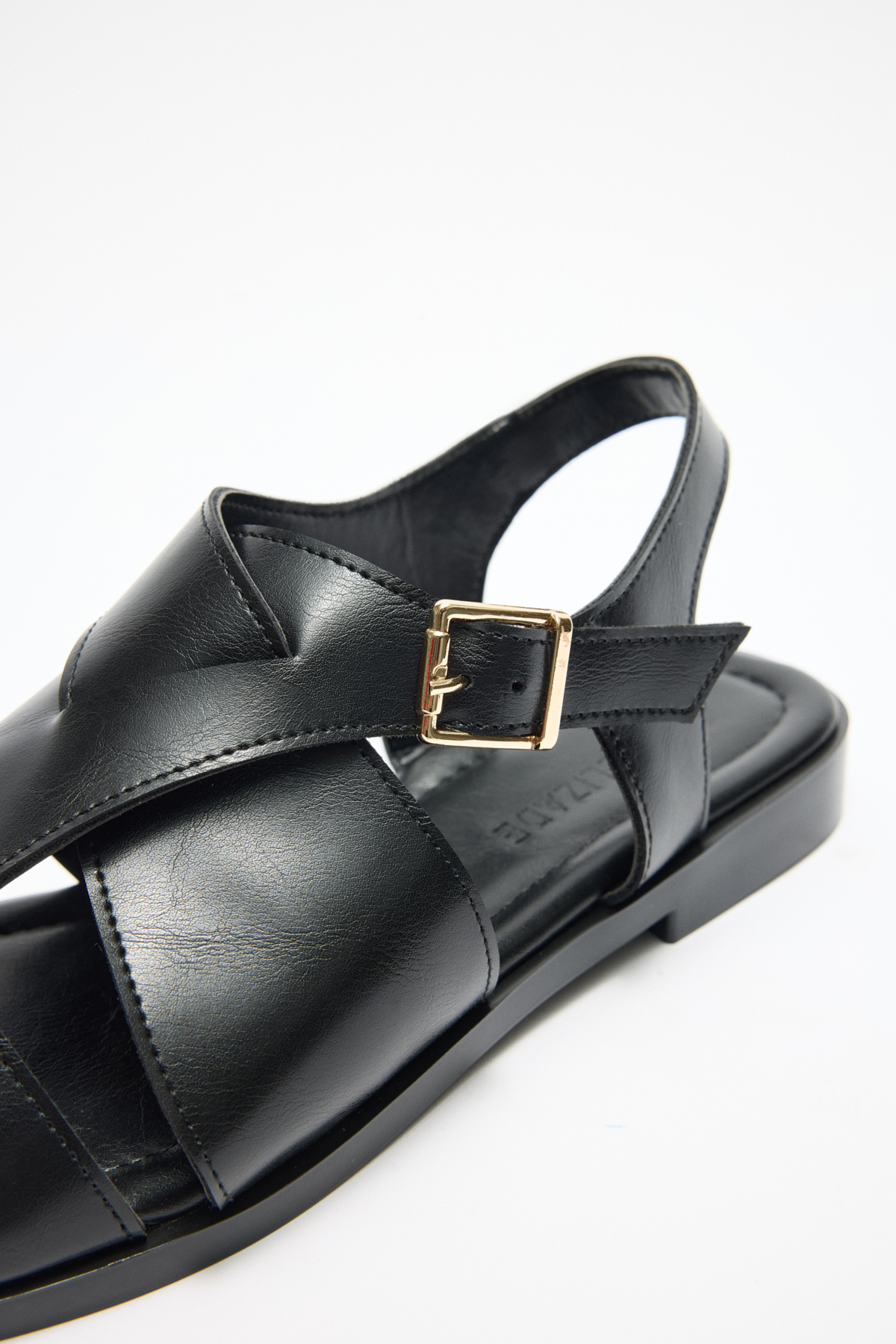 Kalın Çapraz Bant Detaylı Siyah Kadın Sandalet