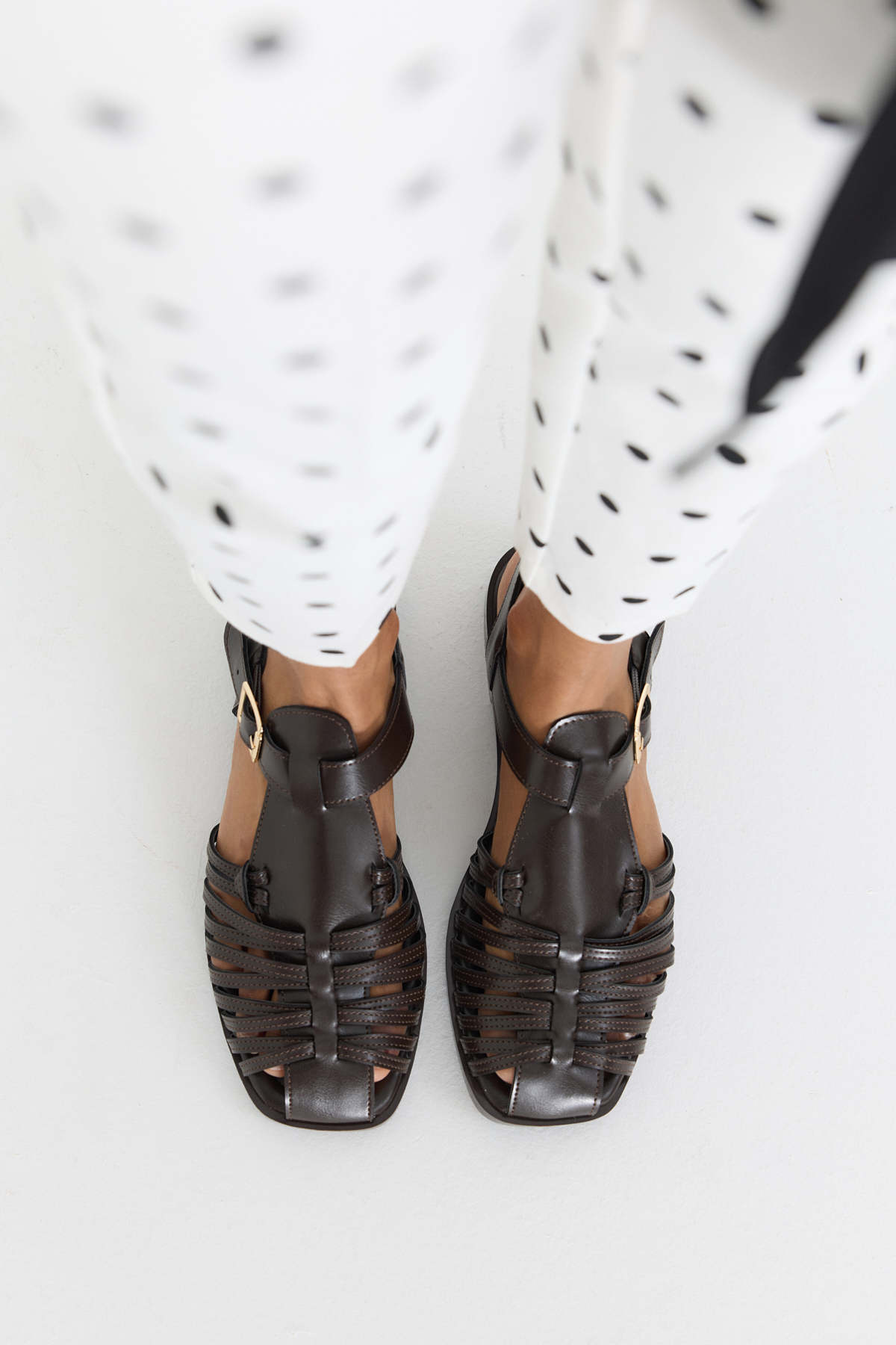 Önü Kapalı Çok Bantlı Acı Kahve Kadın Sandalet