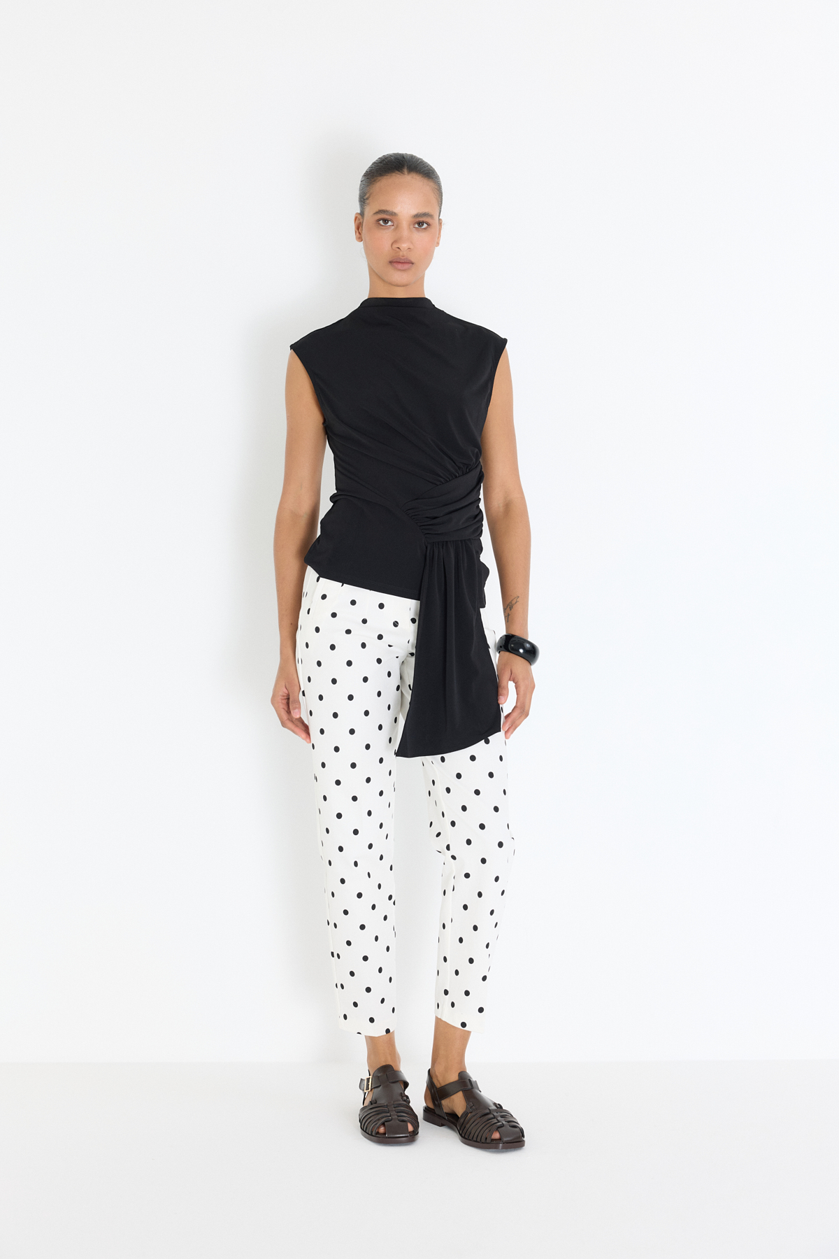 Önü Kapalı Çok Bantlı Acı Kahve Kadın Sandalet