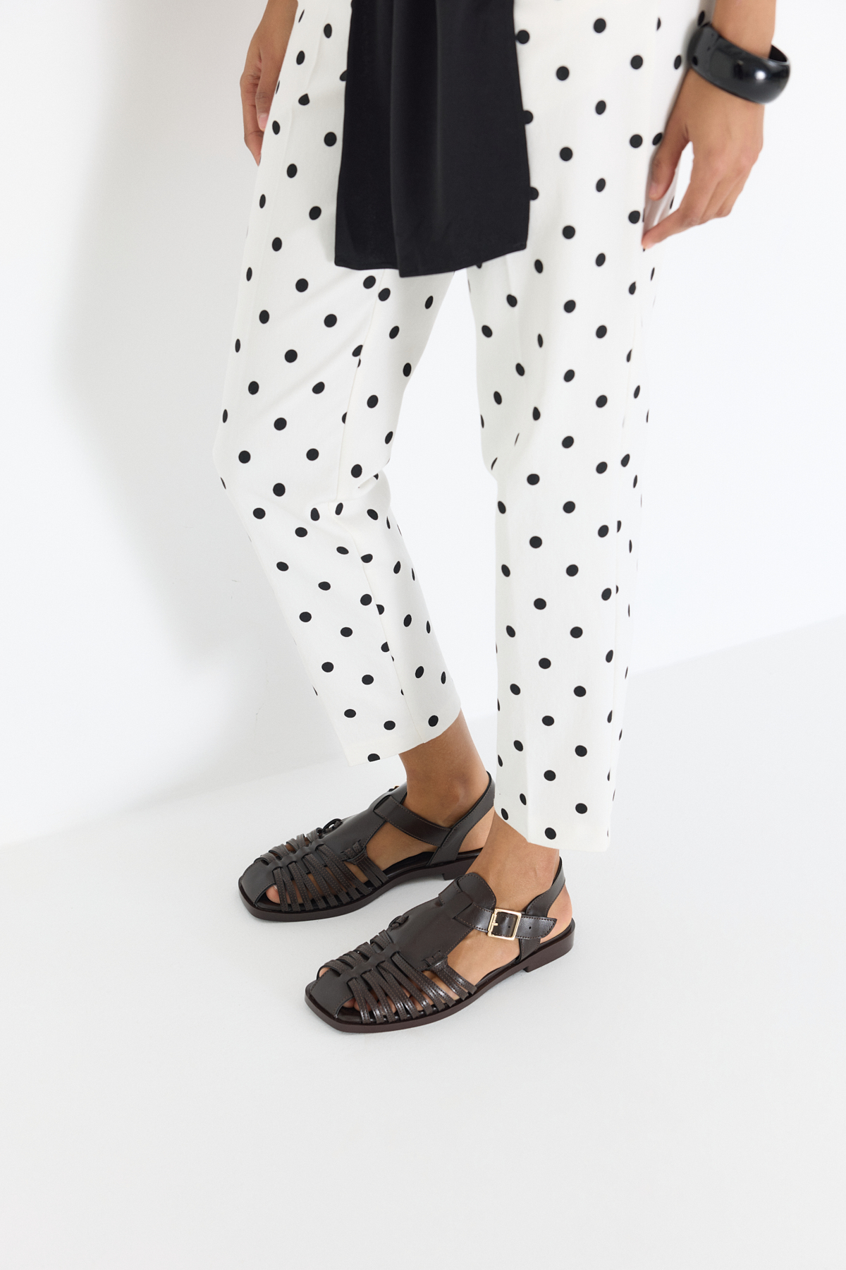 Önü Kapalı Çok Bantlı Acı Kahve Kadın Sandalet