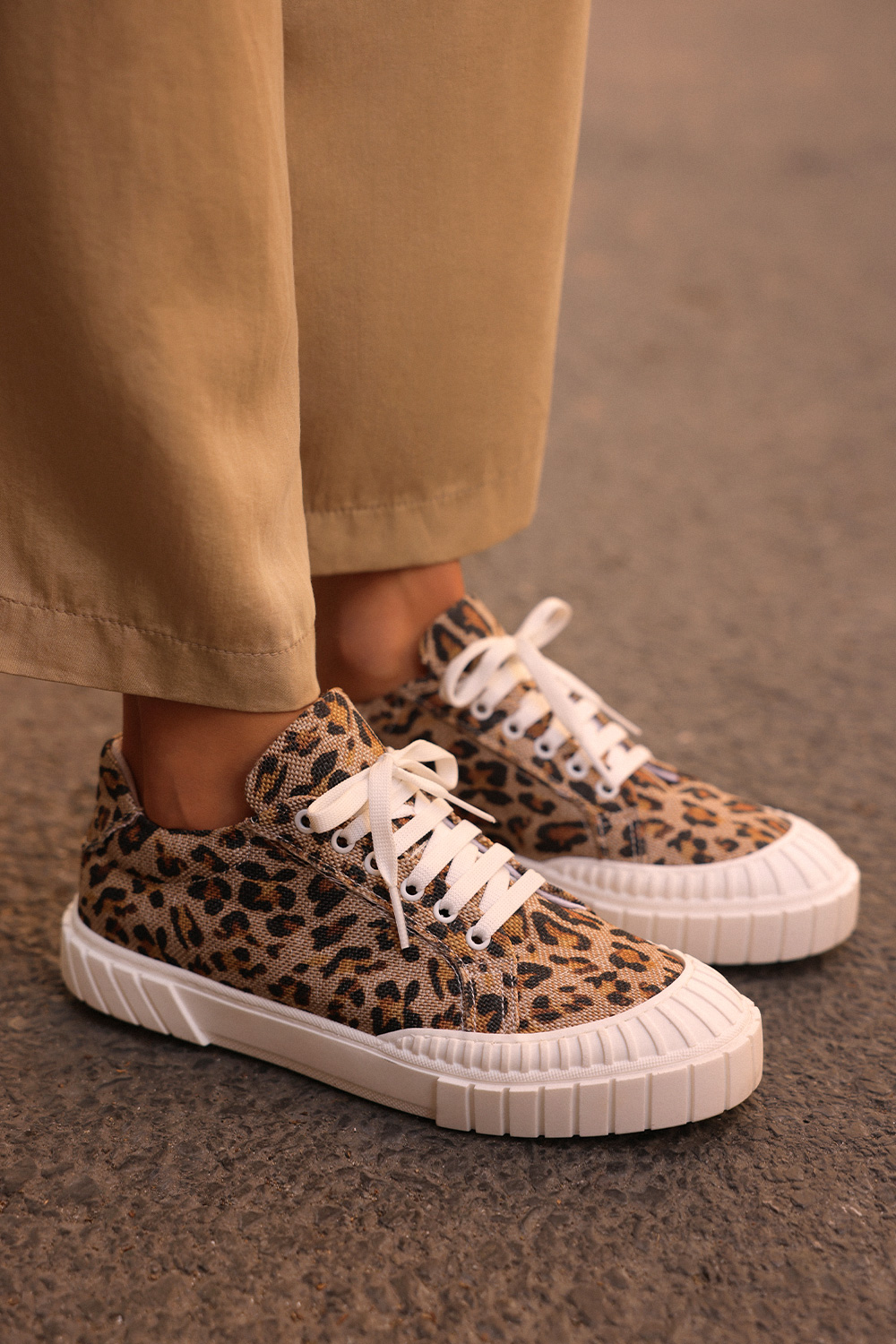 Şerit Detaylı Bağcıklı Denim Leopar Kadın Spor