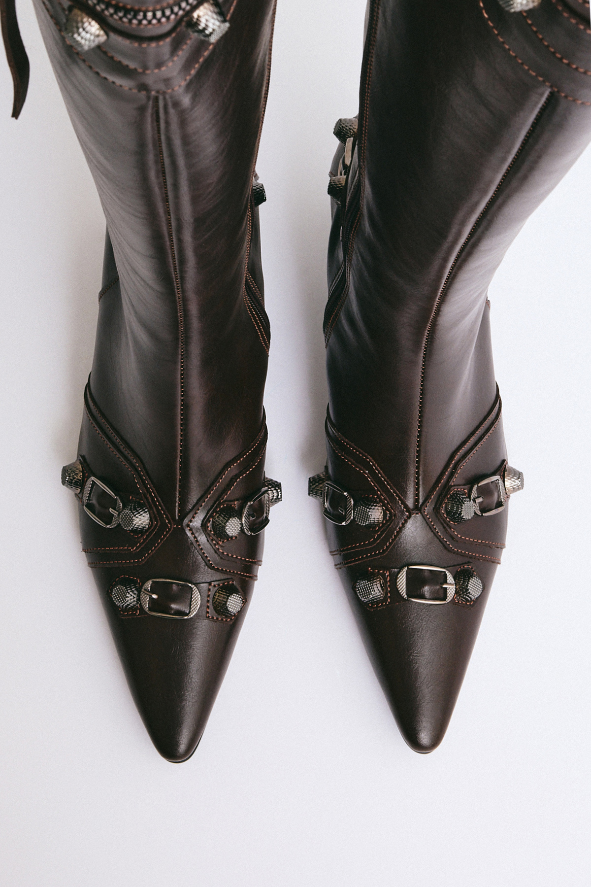 Sivri Burun Aksesuar Detaylı Acı Kahve Kadın Çizme