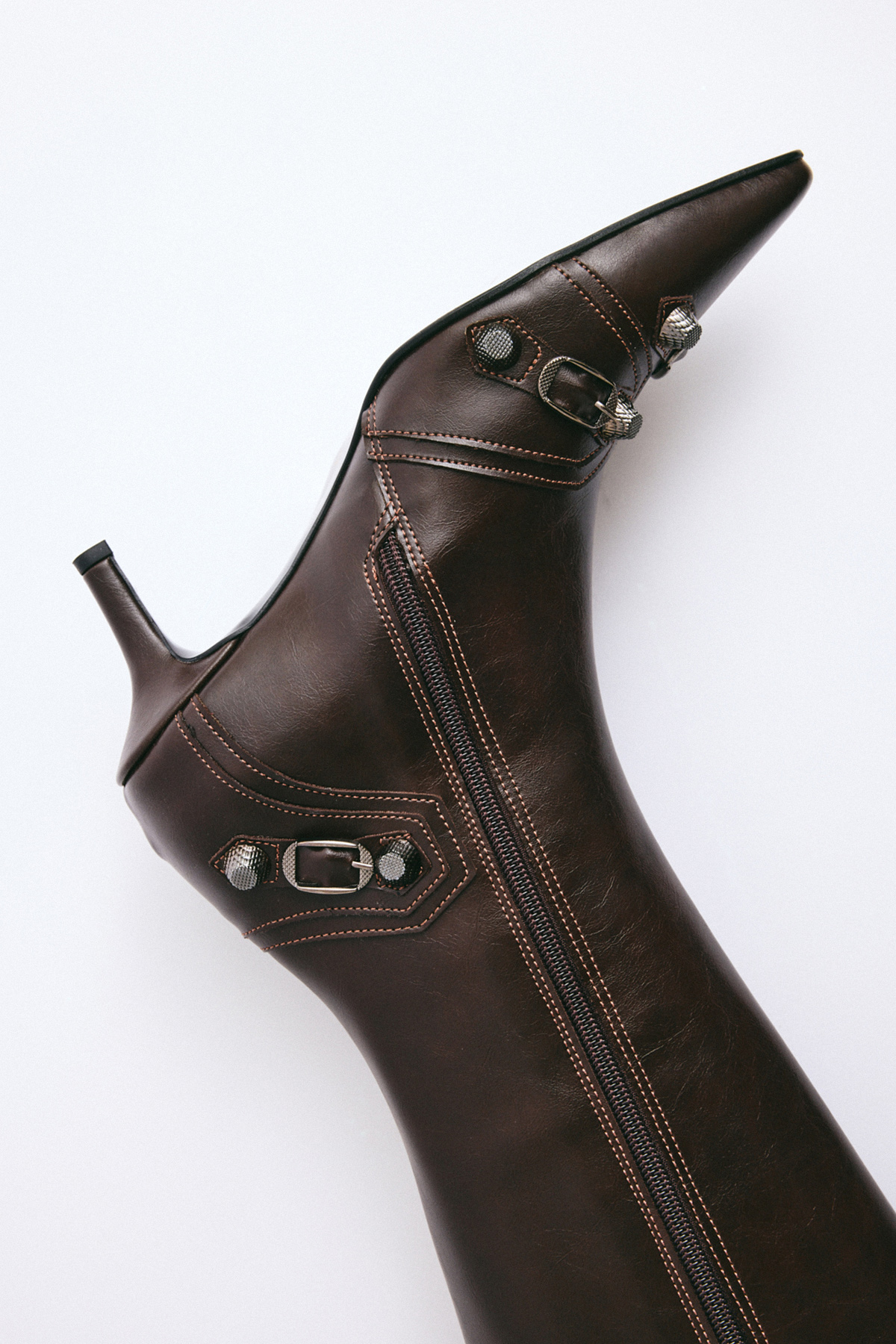 Sivri Burun Aksesuar Detaylı Acı Kahve Kadın Çizme
