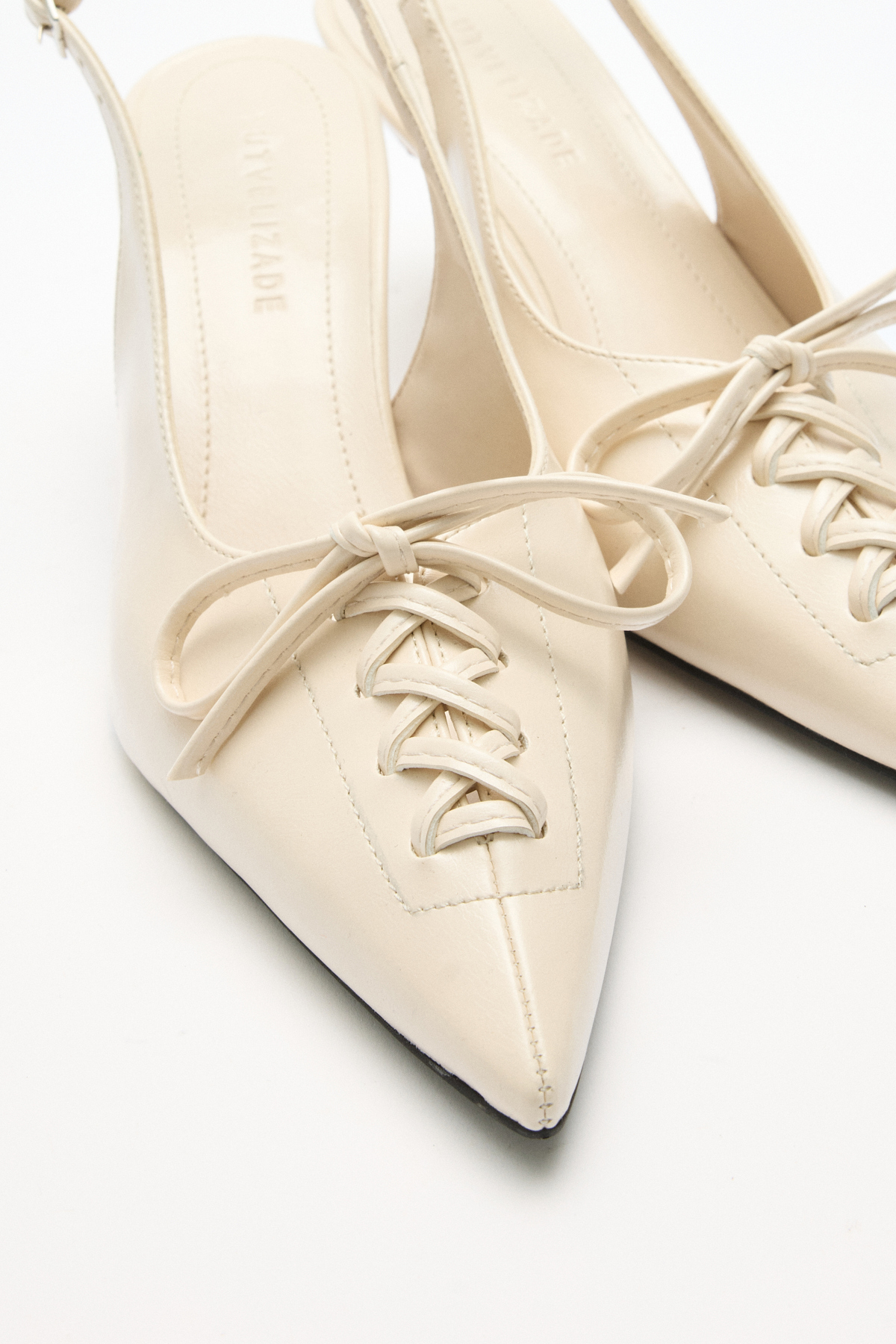 Sivri Burun Bağcık Detaylı Kemik Kadın Topuklu