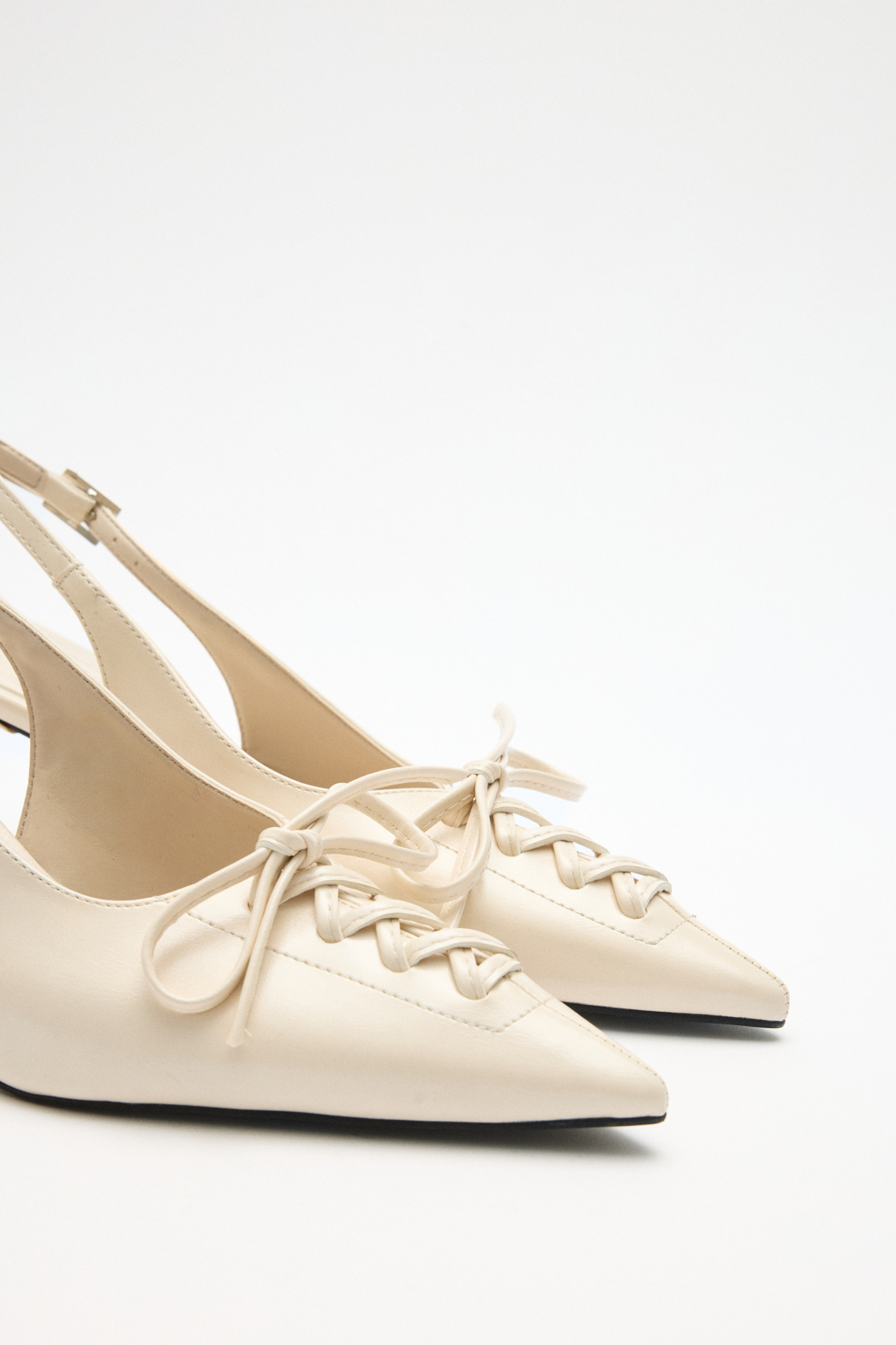 Sivri Burun Bağcık Detaylı Kemik Kadın Topuklu