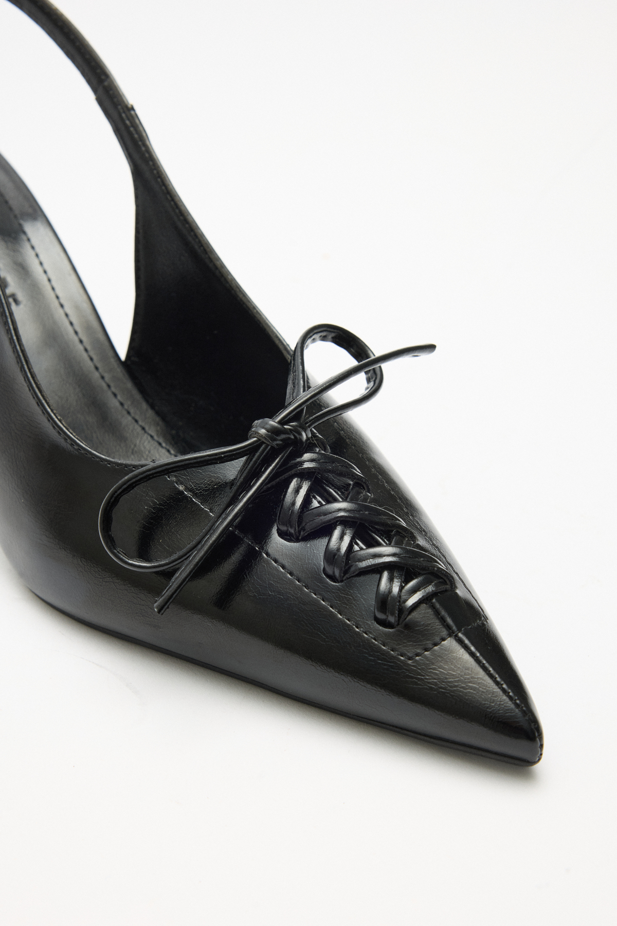 Sivri Burun Bağcık Detaylı Siyah Kadın Topuklu