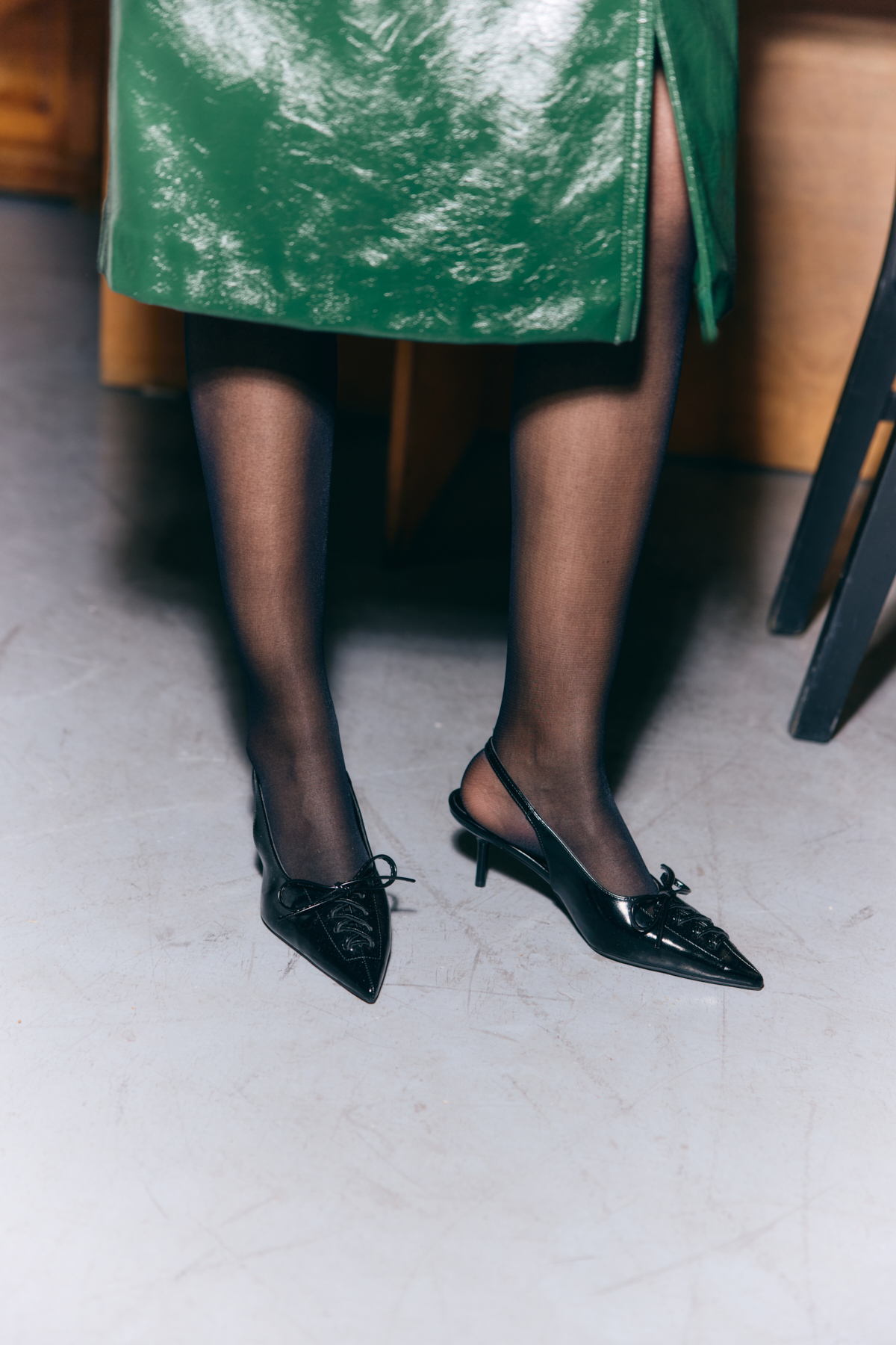 Sivri Burun Bağcık Detaylı Siyah Kadın Topuklu