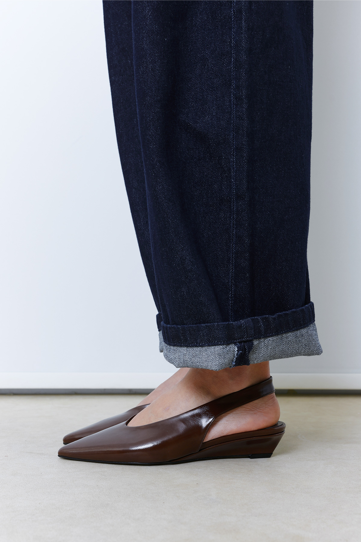 Sivri Burun Dekolteli Dolgu Topuk Acı Kahve Kadın Topuklu