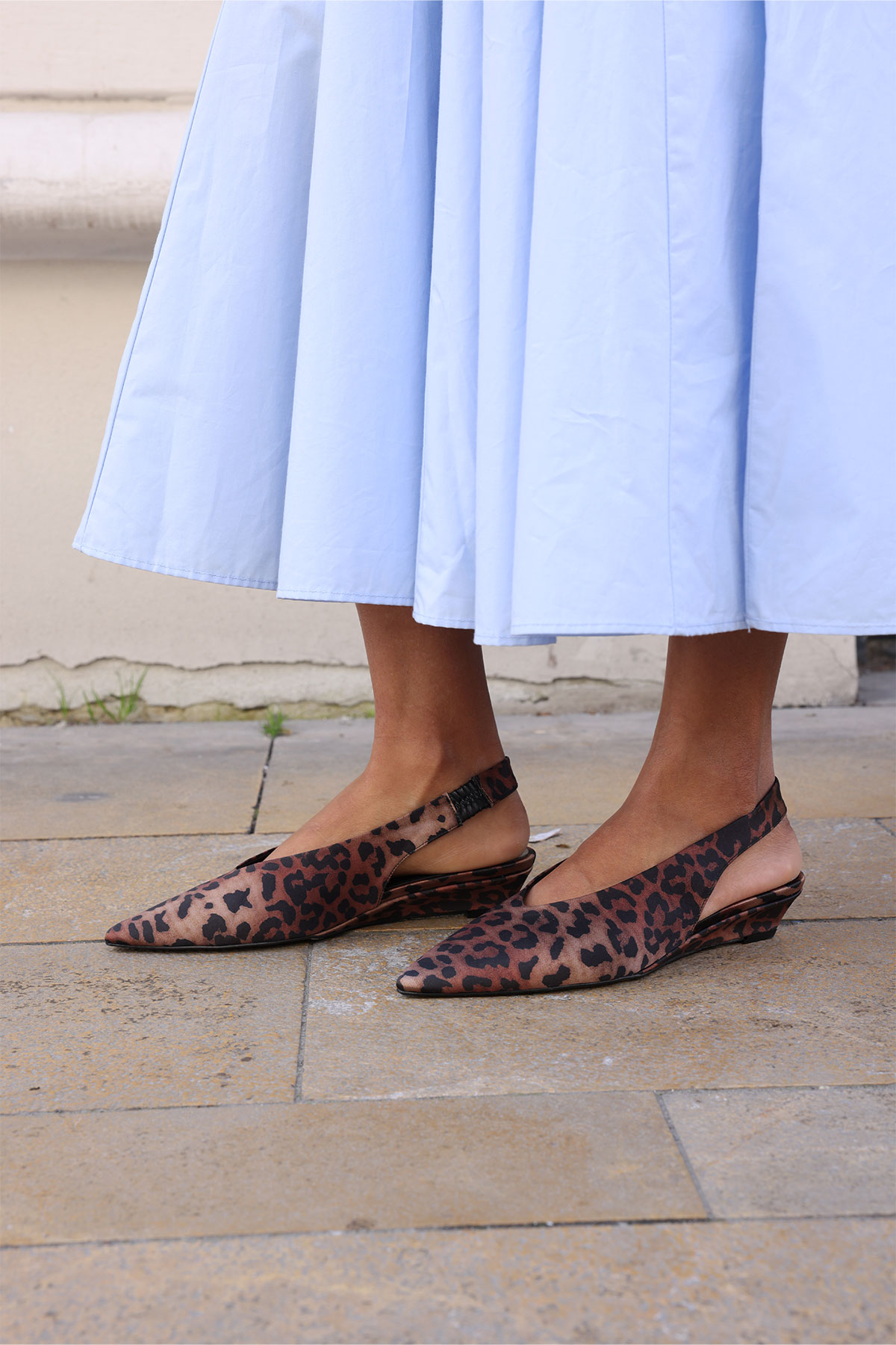 Sivri Burun Dekolteli Dolgu Topuk Leopar Kadın Topuklu