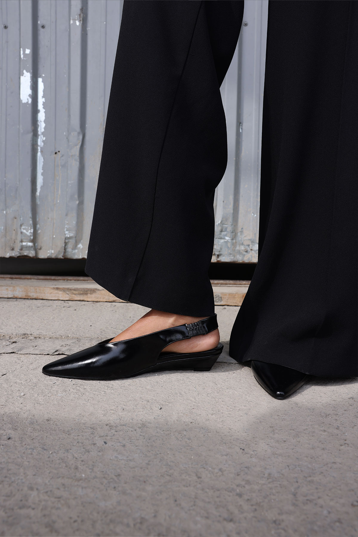 Sivri Burun Dekolteli Dolgu Topuk Siyah Kadın Topuklu