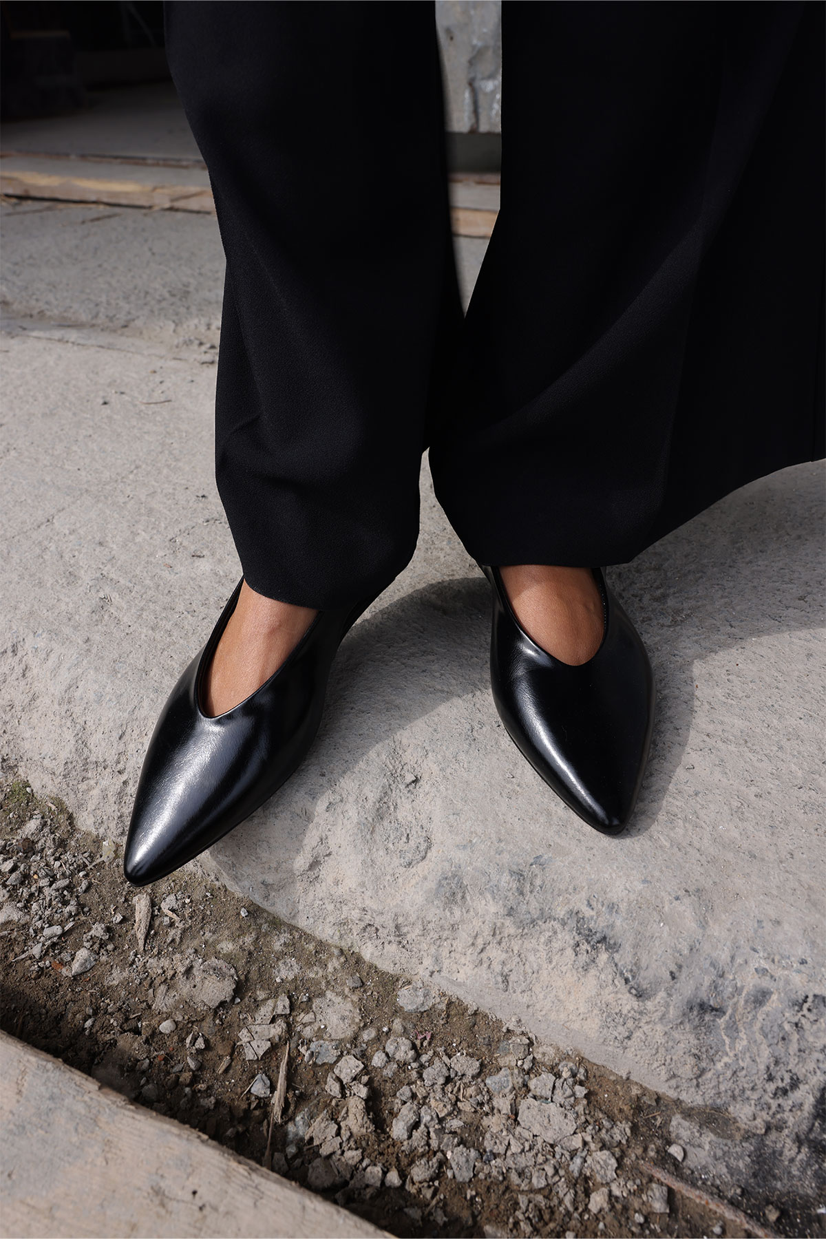 Sivri Burun Dekolteli Dolgu Topuk Siyah Kadın Topuklu