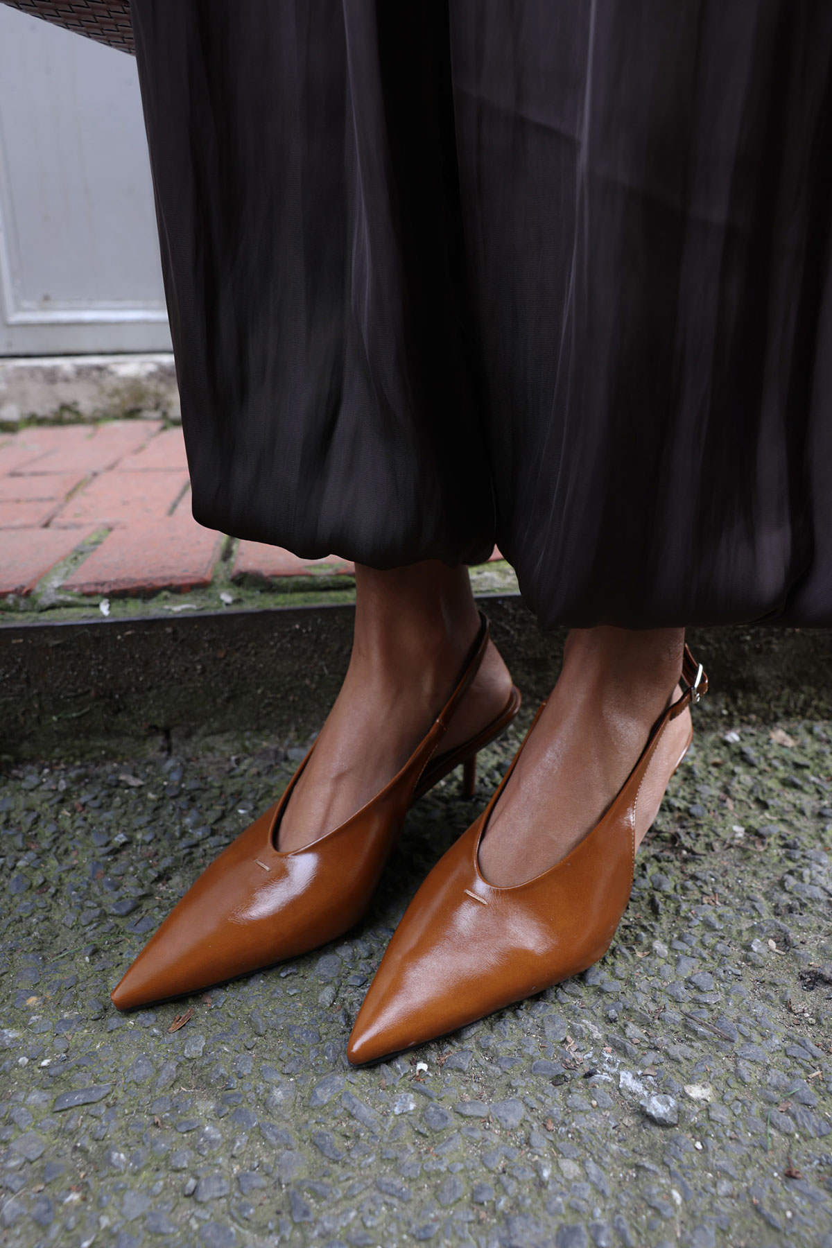 Sivri Burun Dekolteli Karamel Kadın Topuklu