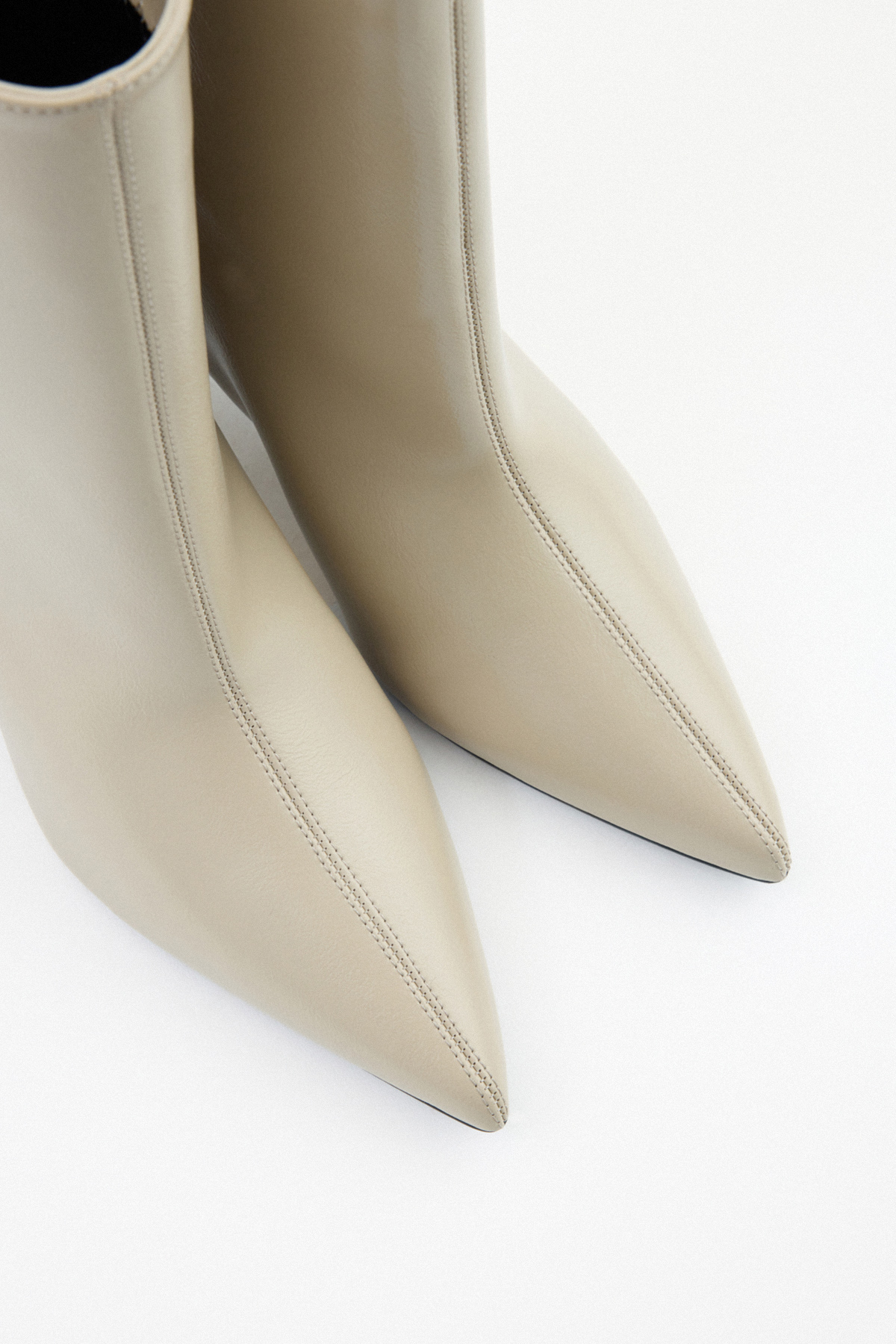 Sivri Burun Dikiş Detaylı Bej Kadın Bot