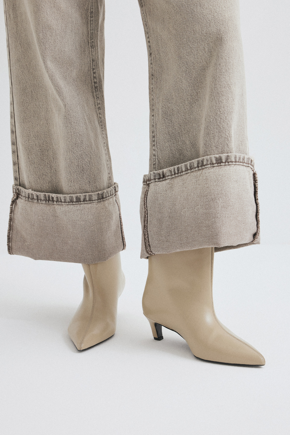 Sivri Burun Dikiş Detaylı Bej Kadın Bot