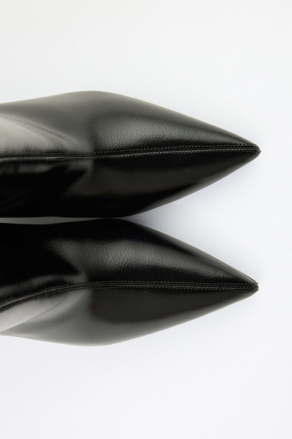 Sivri Burun Dikiş Detaylı Siyah Kadın Bot