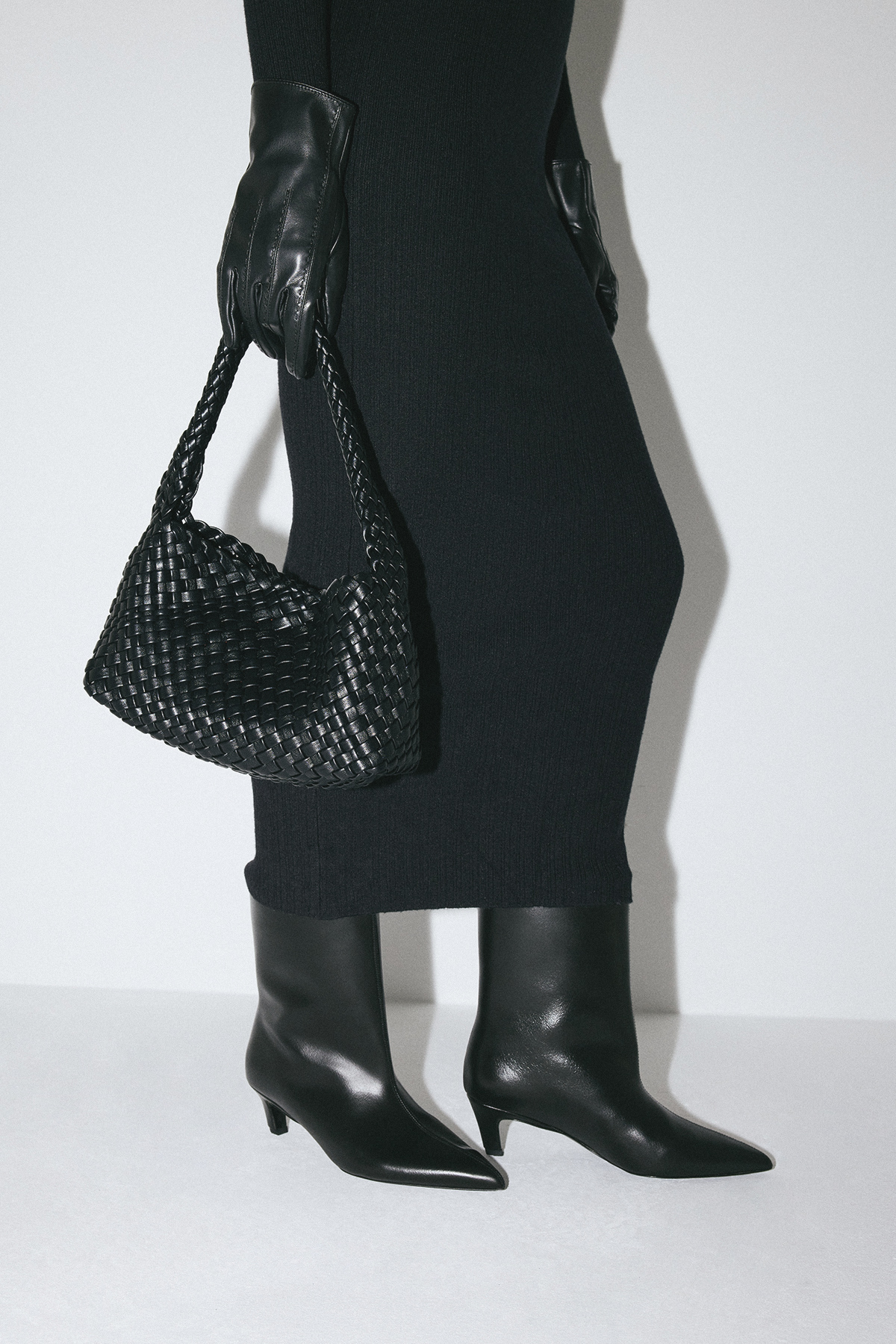 Sivri Burun Dikiş Detaylı Siyah Kadın Bot