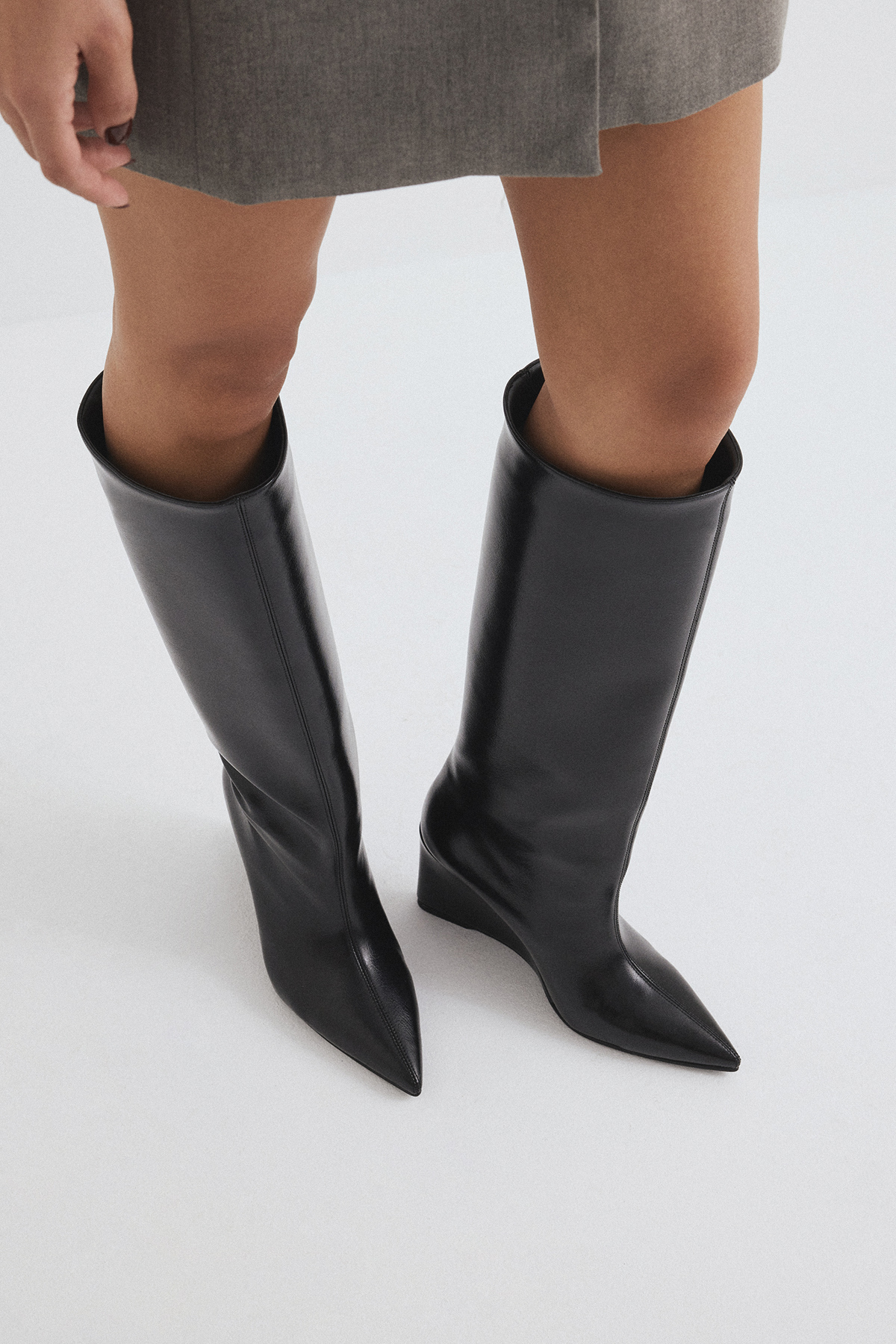 Sivri Burun Dolgu Topuk Siyah Kadın Çizme