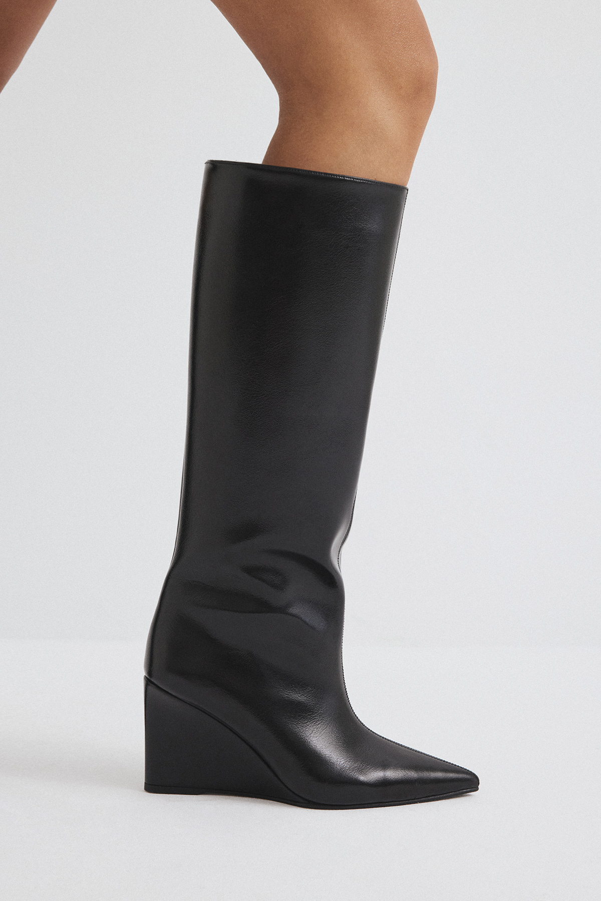 Sivri Burun Dolgu Topuk Siyah Kadın Çizme
