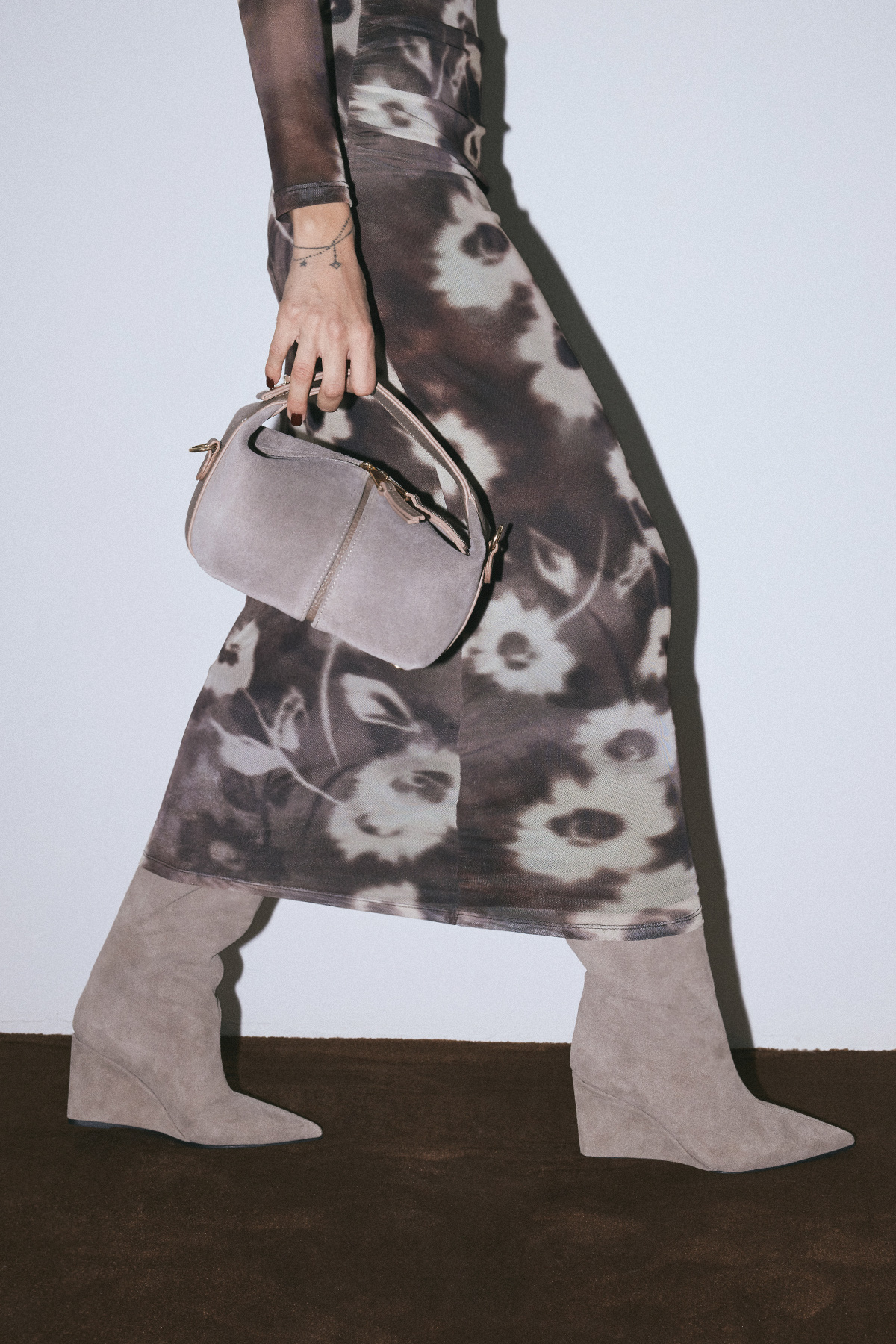 Sivri Burun Dolgu Topuk Vizon Süet Kadın Çizme