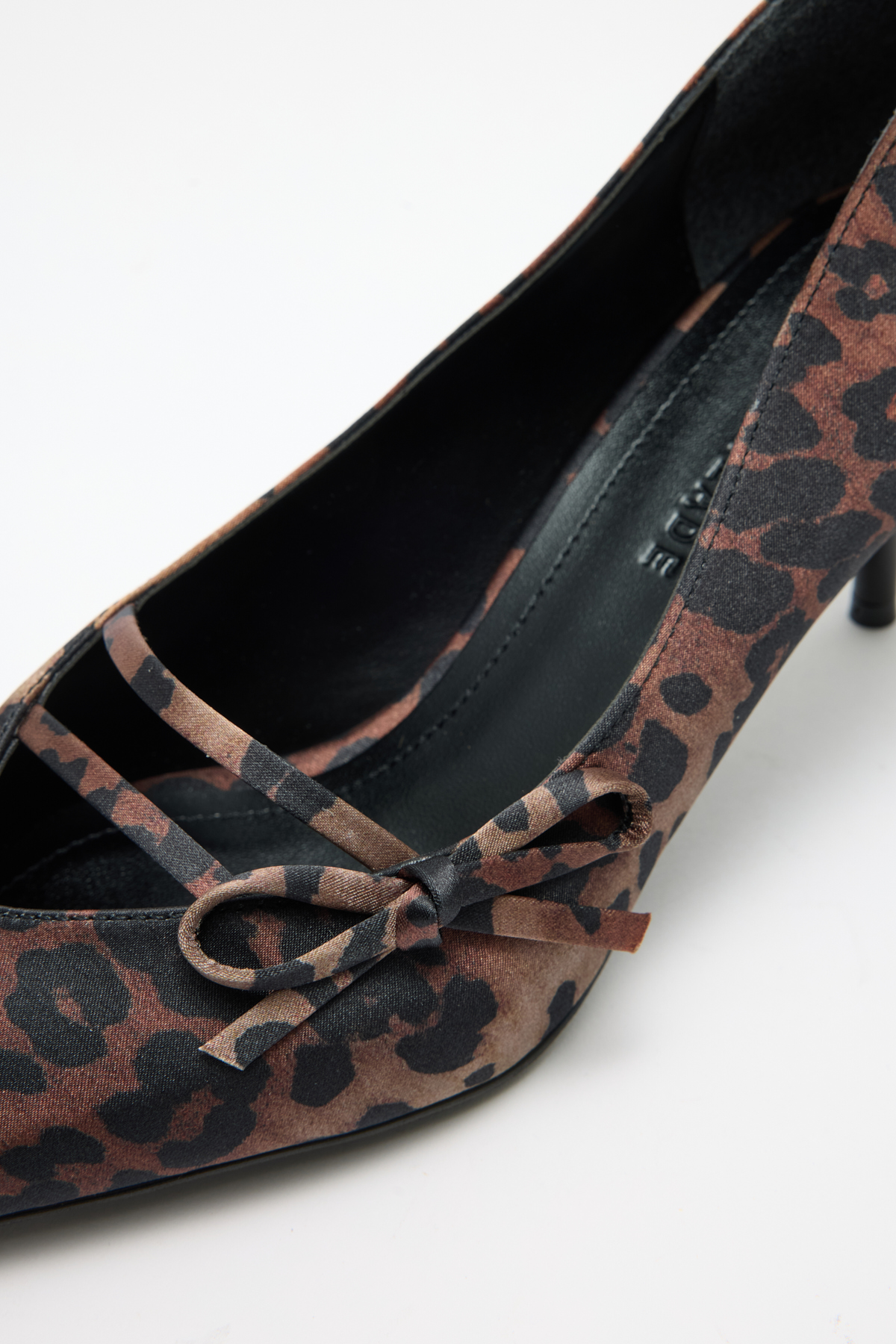 Sivri Burun Kurdele Detaylı Leopar Kadın Topuklu