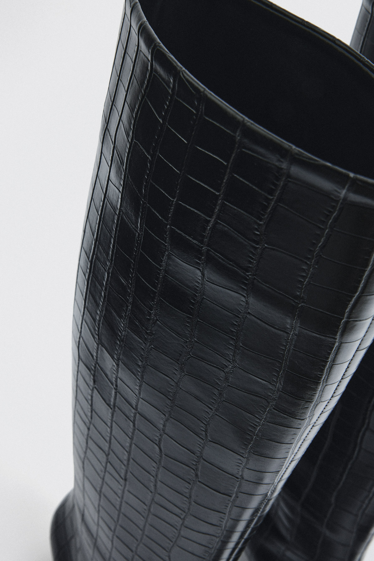 Sivri Burun Mini Topuklu Siyah Croc Kadın Çizme