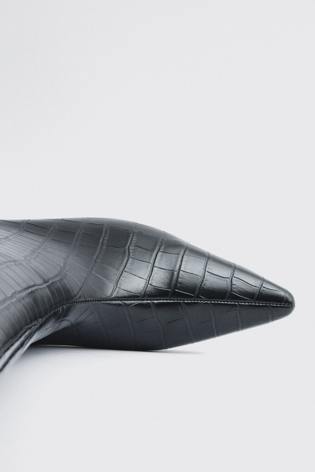 Sivri Burun Mini Topuklu Siyah Croc Kadın Çizme