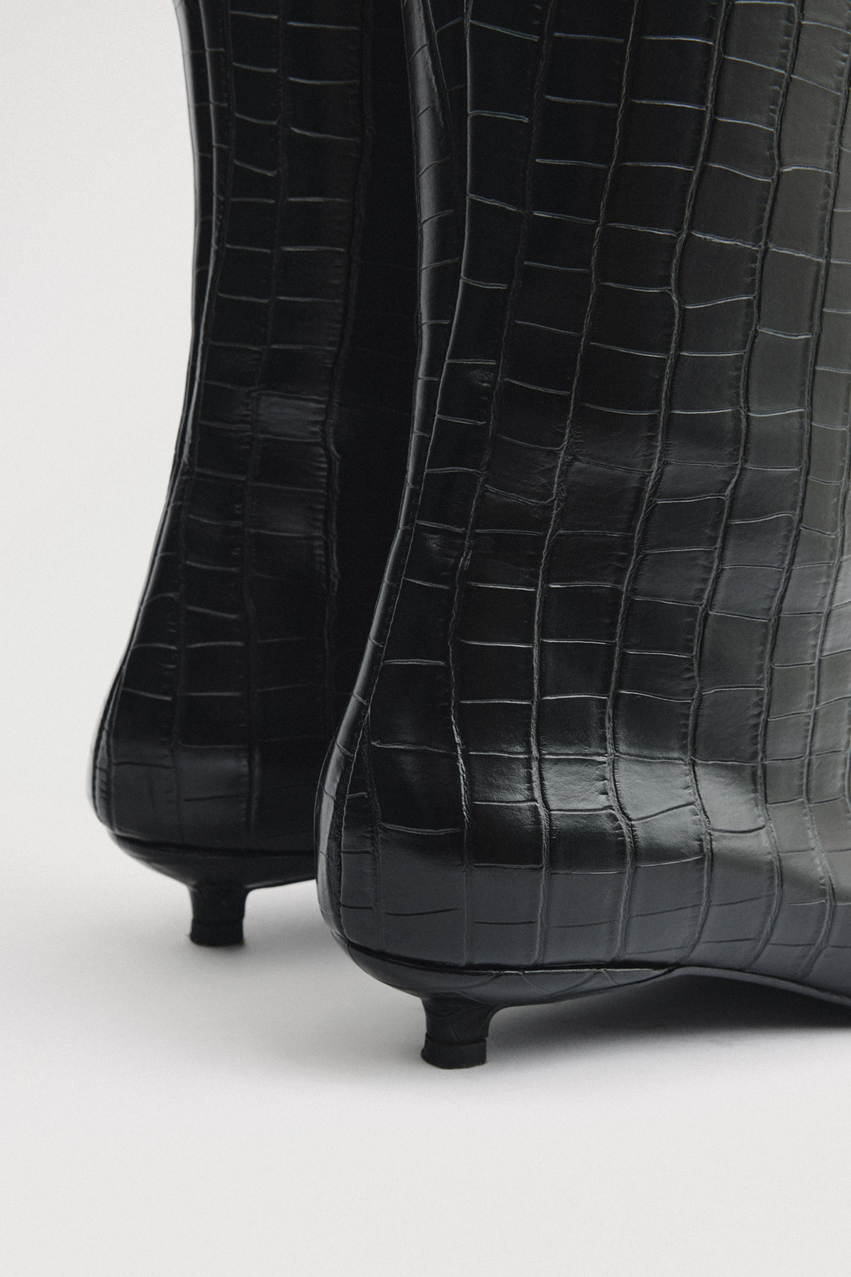 Sivri Burun Mini Topuklu Siyah Croc Kadın Çizme