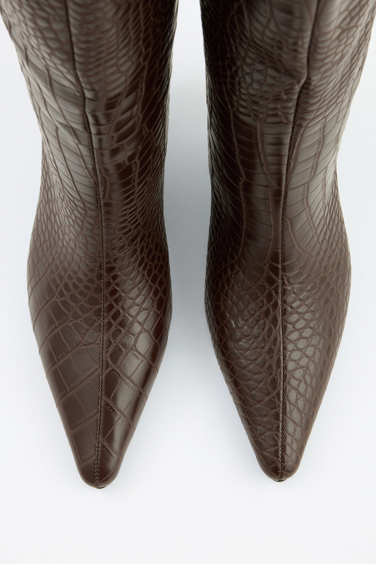 Sivri Burun Önden Dikiş Detaylı Acı Kahve Croc Kadın Çizme