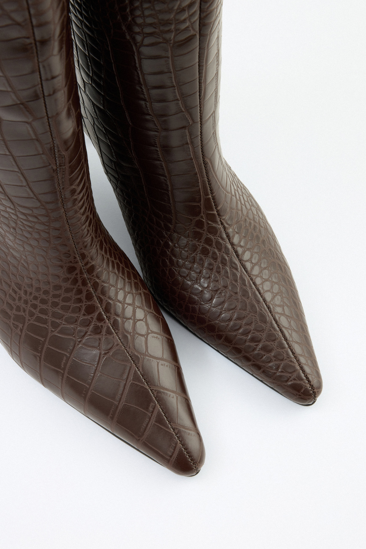 Sivri Burun Önden Dikiş Detaylı Acı Kahve Croc Kadın Çizme