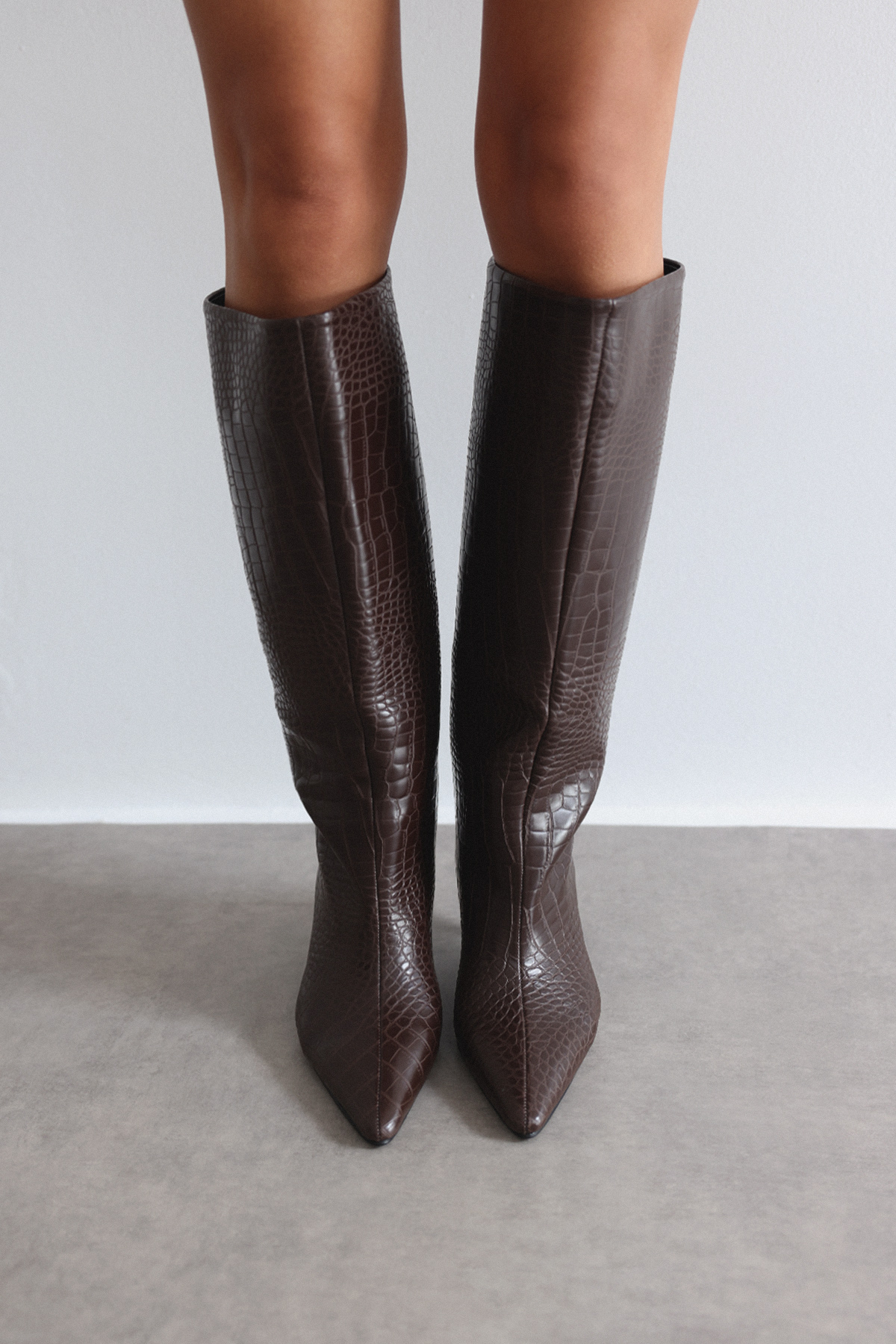 Sivri Burun Önden Dikiş Detaylı Acı Kahve Croc Kadın Çizme