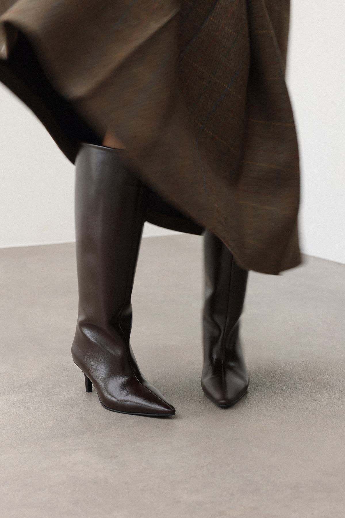 Sivri Burun Önden Dikiş Detaylı Acı Kahve Kadın Çizme