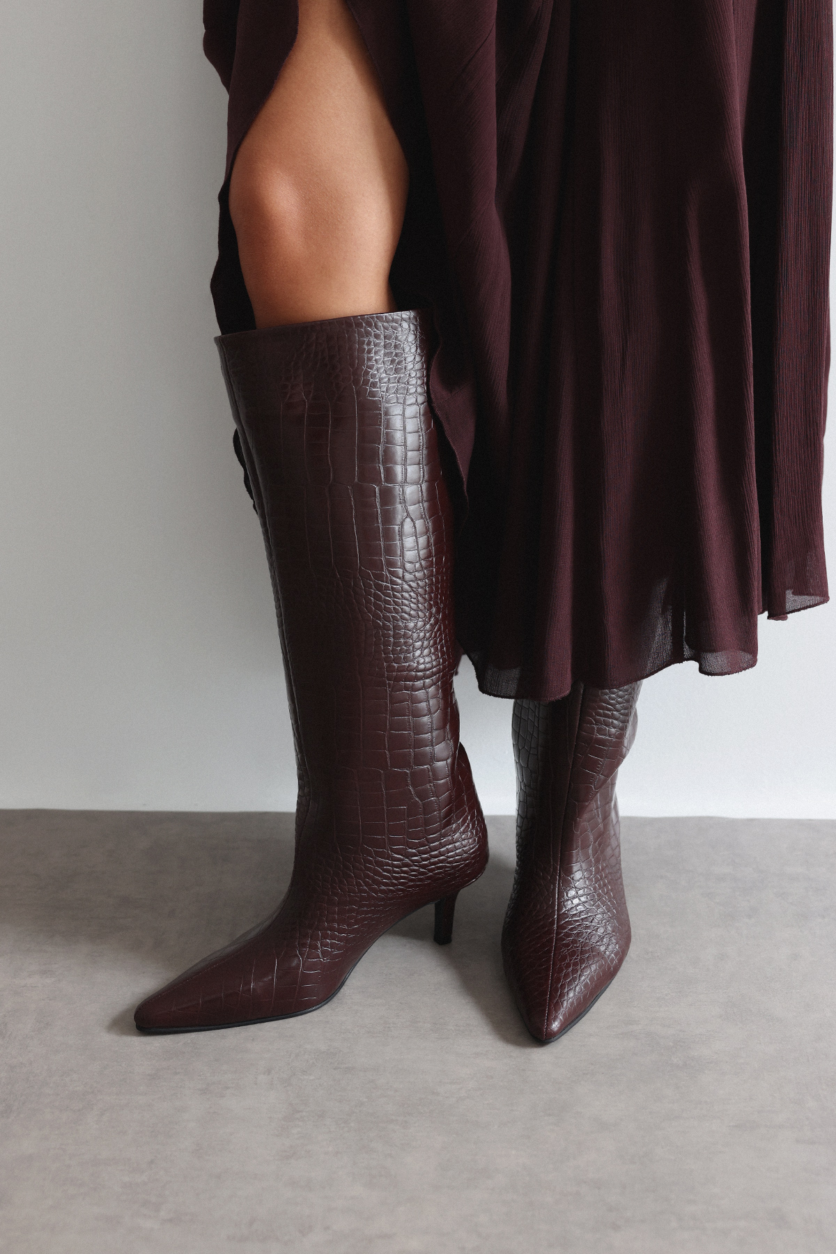 Sivri Burun Önden Dikiş Detaylı Bordo Croc Kadın Çizme