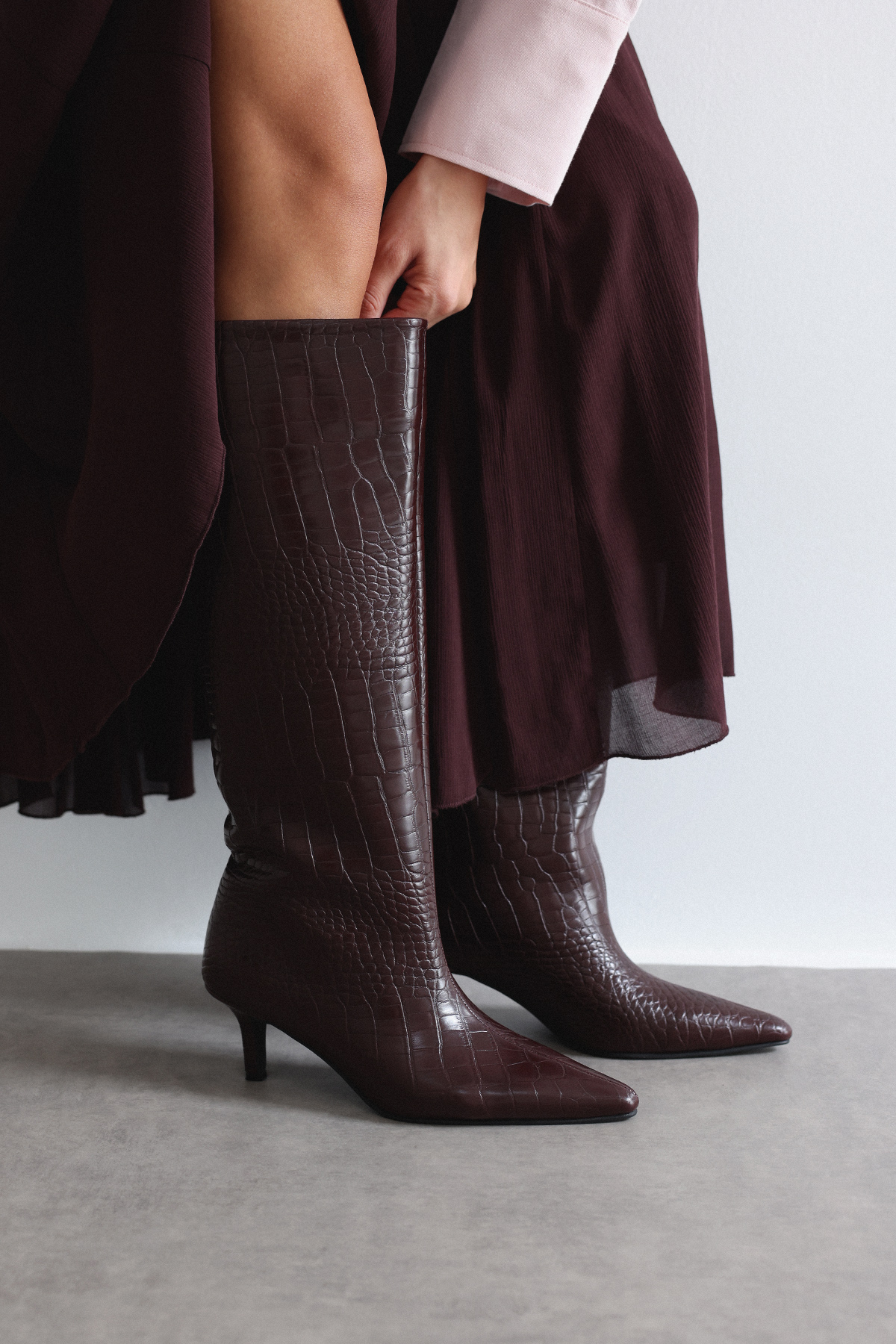Sivri Burun Önden Dikiş Detaylı Bordo Croc Kadın Çizme