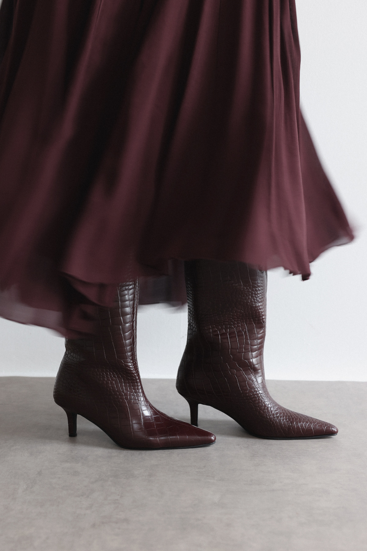 Sivri Burun Önden Dikiş Detaylı Bordo Croc Kadın Çizme