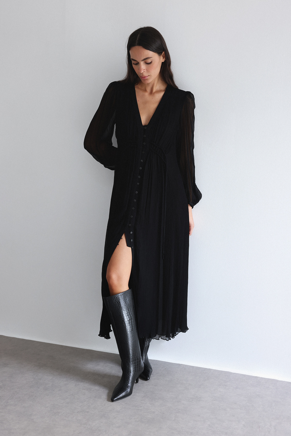 Sivri Burun Önden Dikiş Detaylı Siyah Croc Kadın Çizme