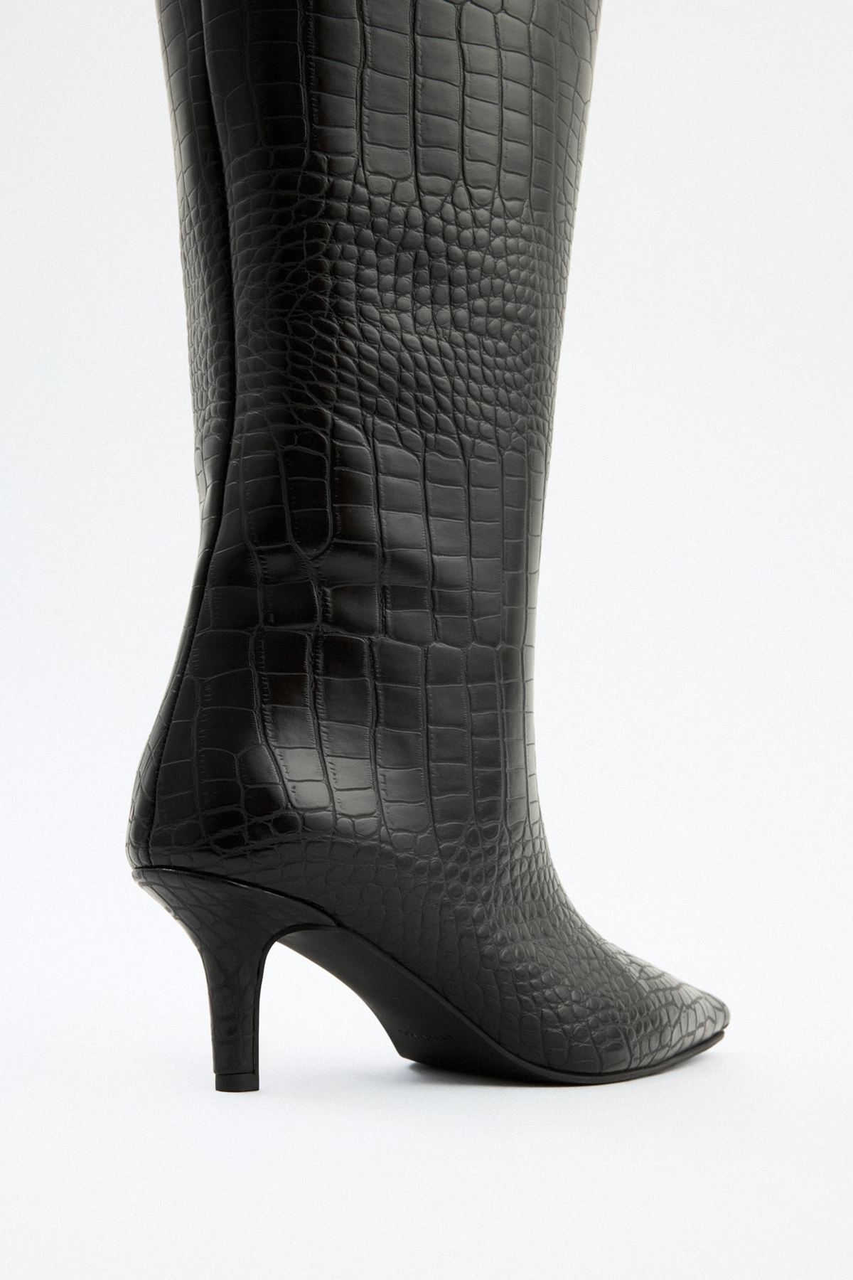 Sivri Burun Önden Dikiş Detaylı Siyah Croc Kadın Çizme