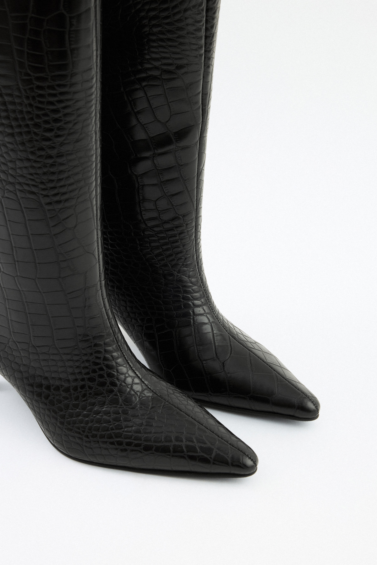 Sivri Burun Önden Dikiş Detaylı Siyah Croc Kadın Çizme