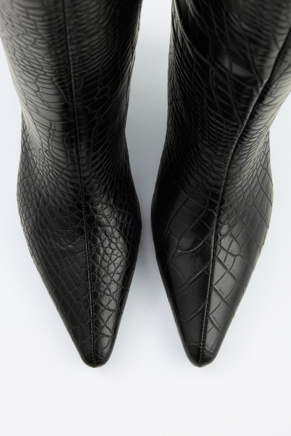 Sivri Burun Önden Dikiş Detaylı Siyah Croc Kadın Çizme