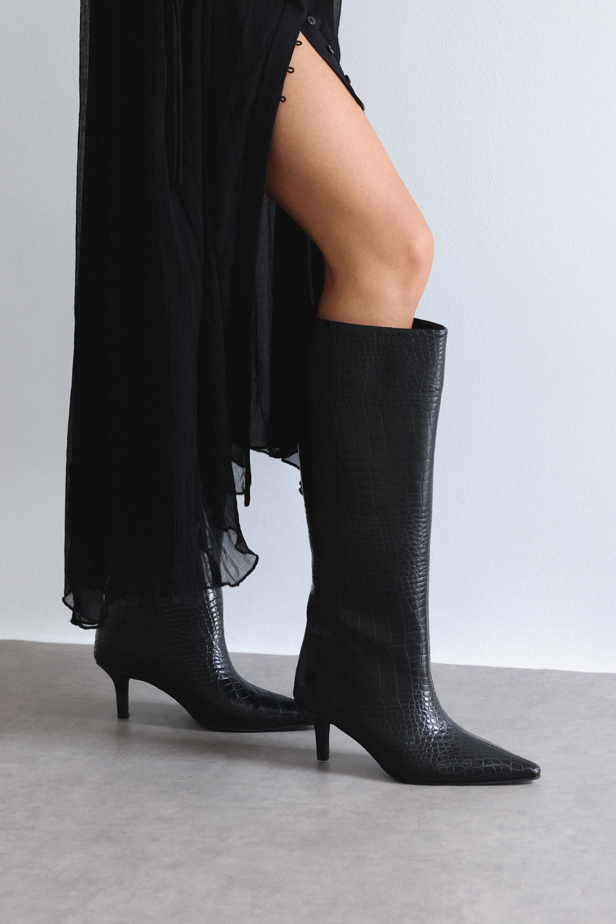 Sivri Burun Önden Dikiş Detaylı Siyah Croc Kadın Çizme
