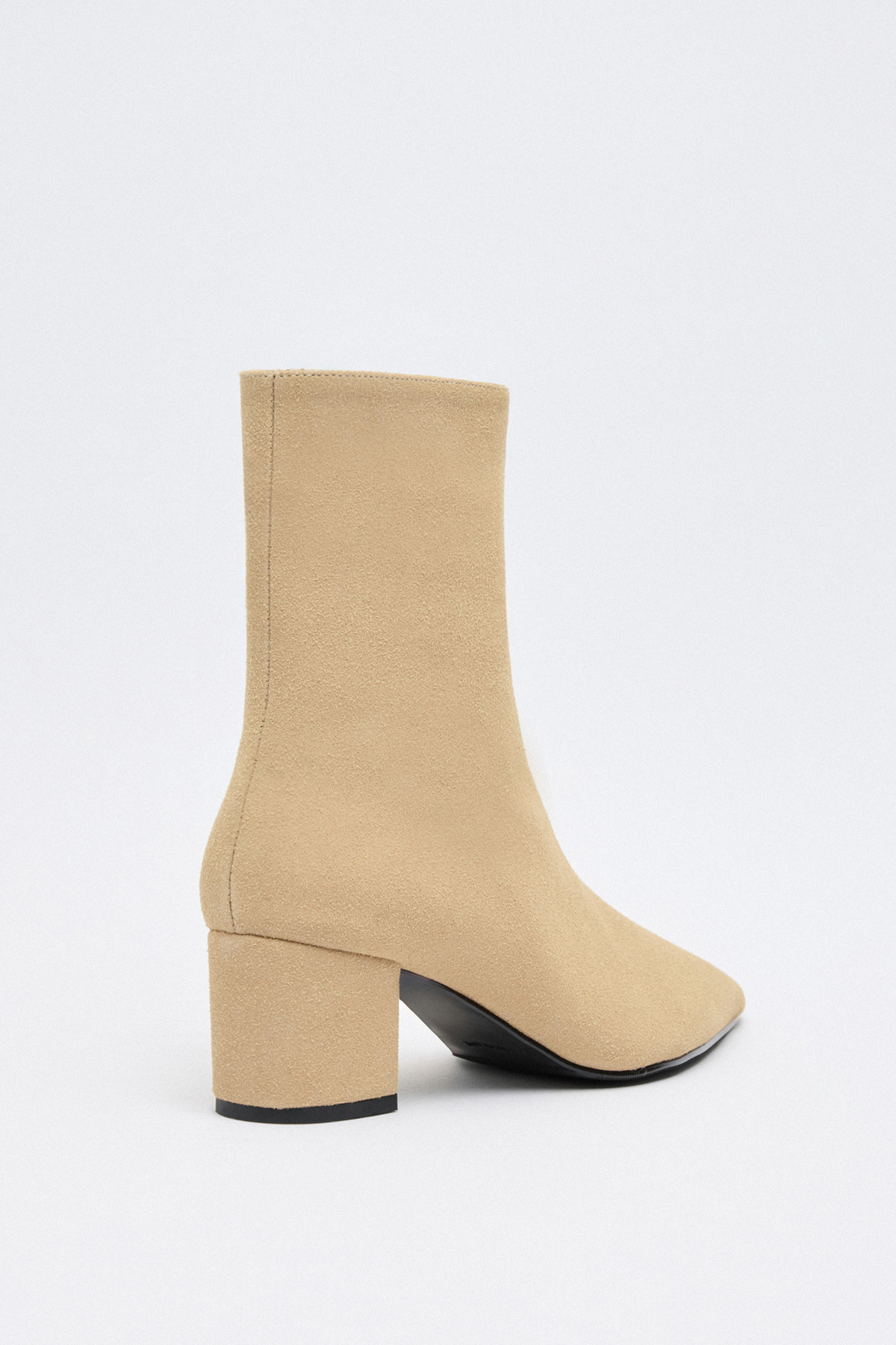 Sivri Burun Önden Dikişli Bej Süet Kadın Bot