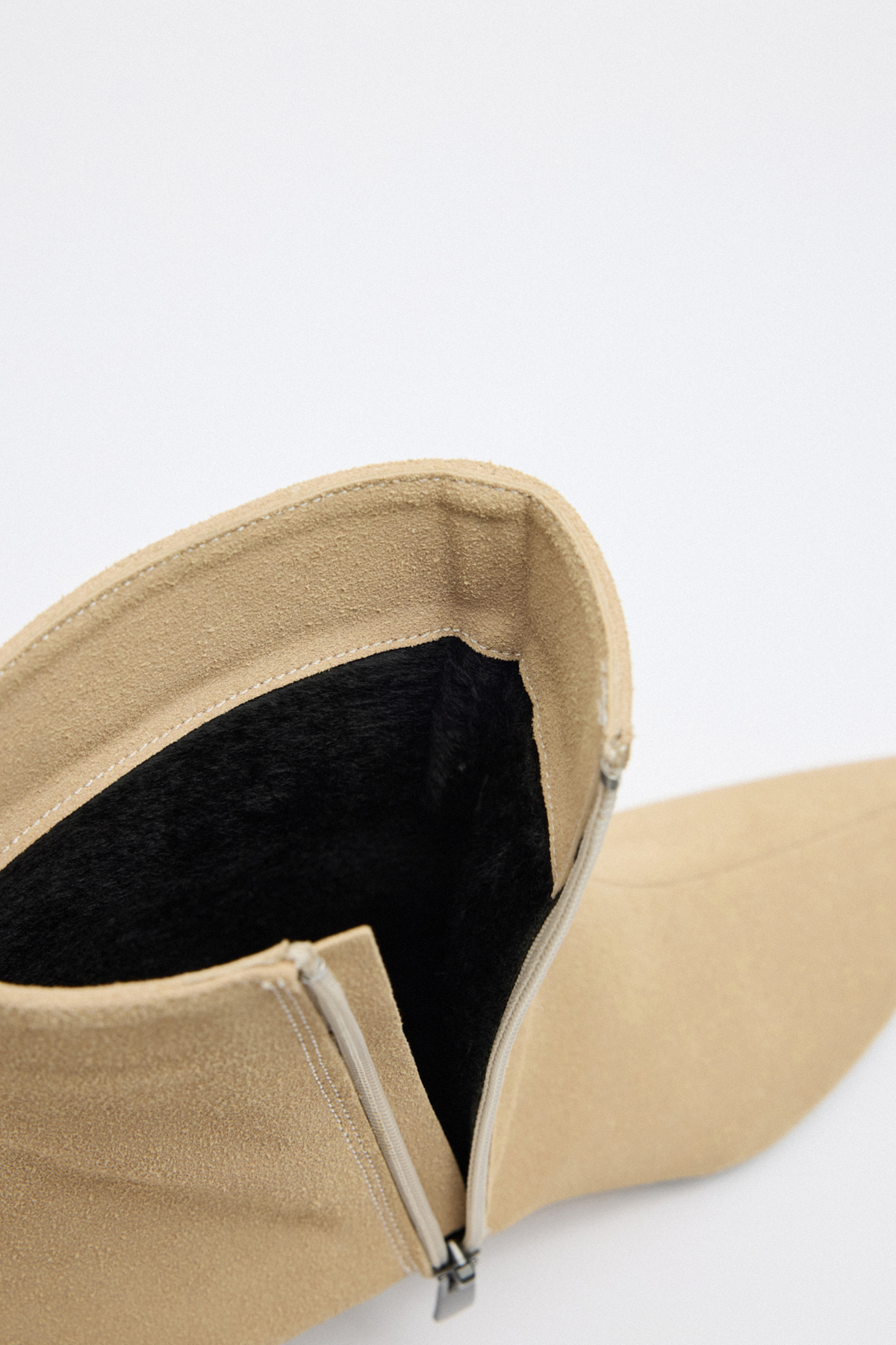 Sivri Burun Önden Dikişli Bej Süet Kadın Bot