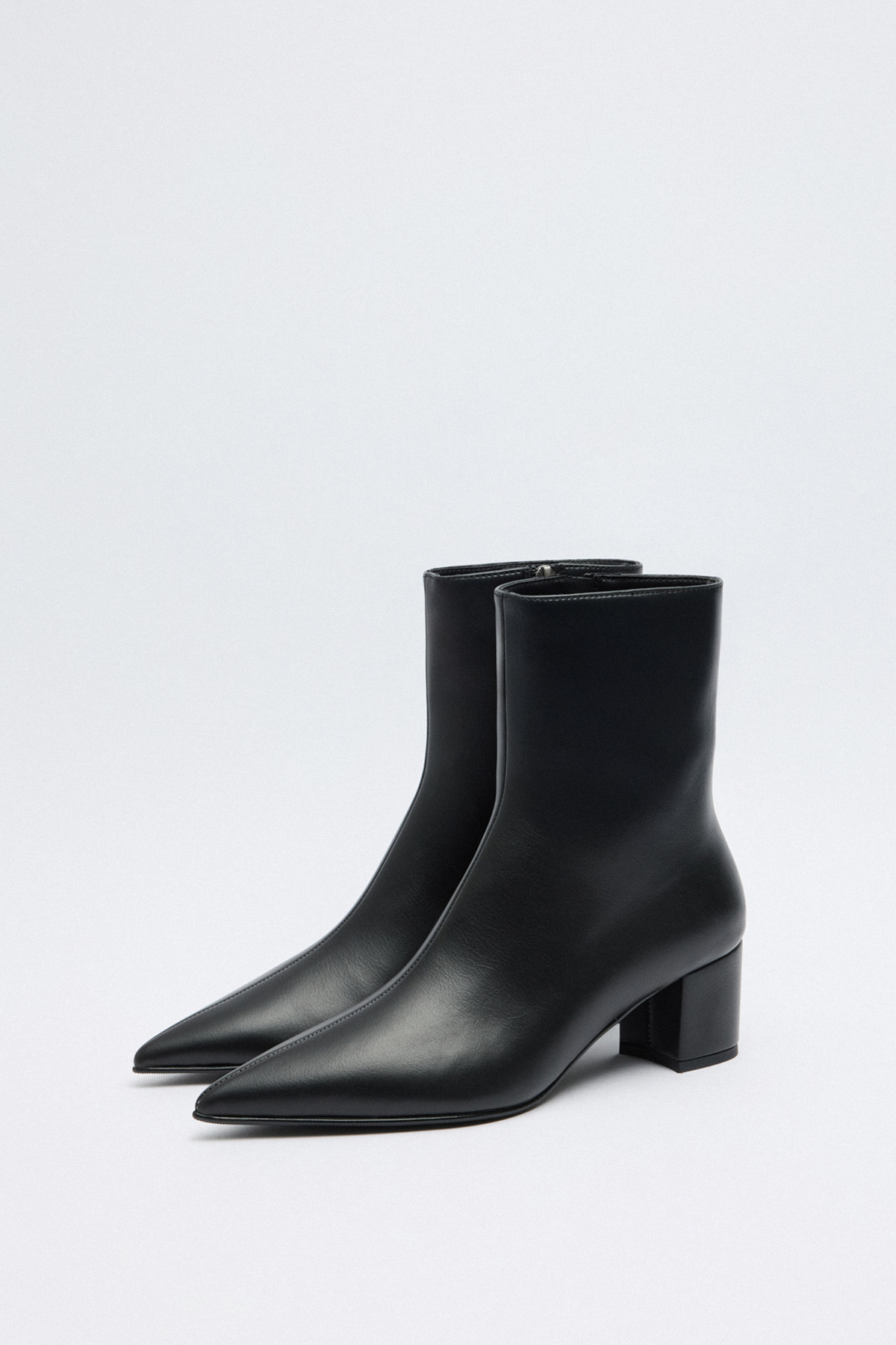 Sivri Burun Önden Dikişli Siyah Kadın Bot